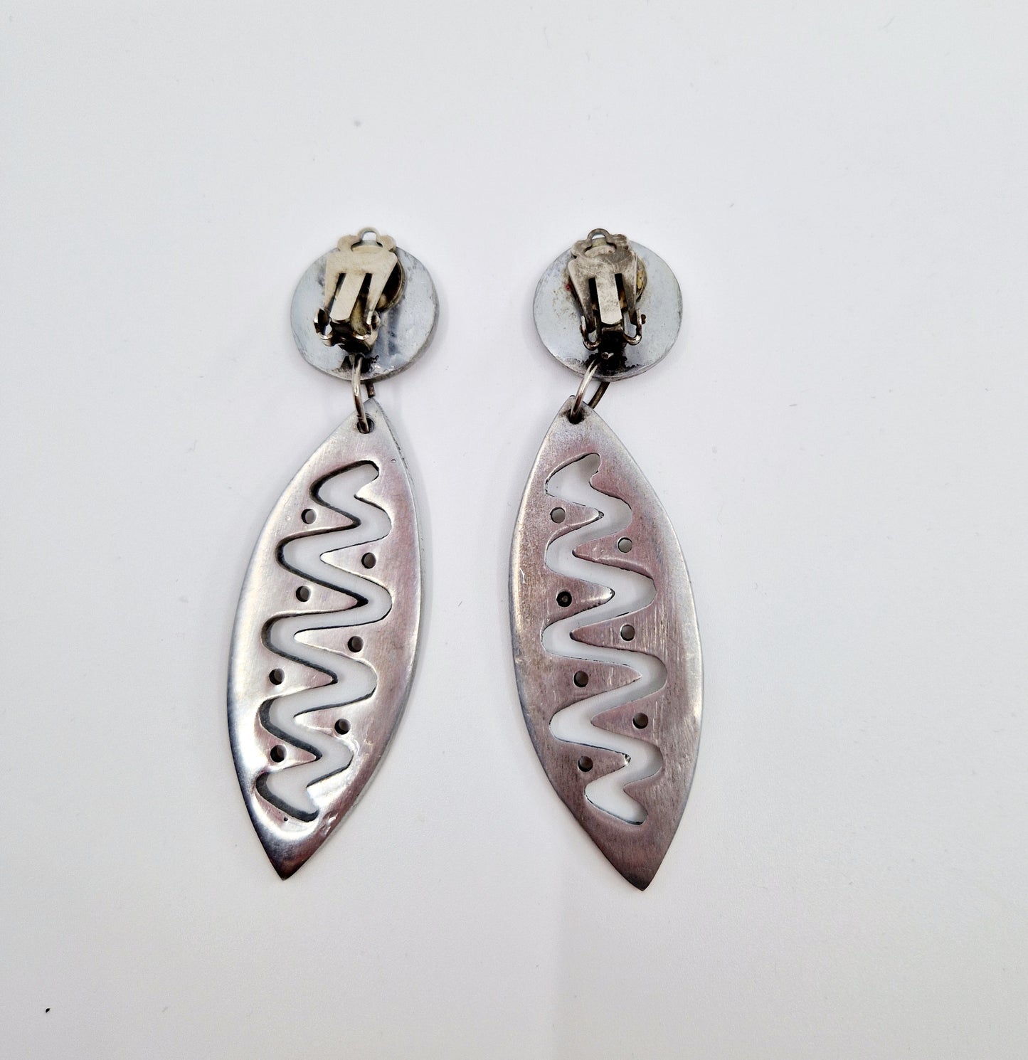 Einzigartige und nachhaltige silberne Vintage Ohrclips. Unique and sustainable vintage silver earclips. Back.