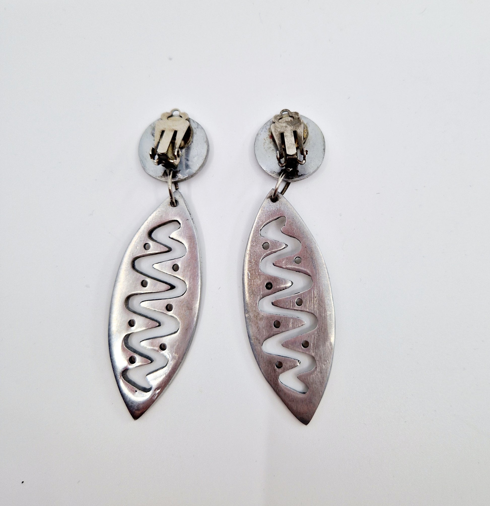 Einzigartige und nachhaltige silberne Vintage Ohrclips. Unique and sustainable vintage silver earclips. Back.