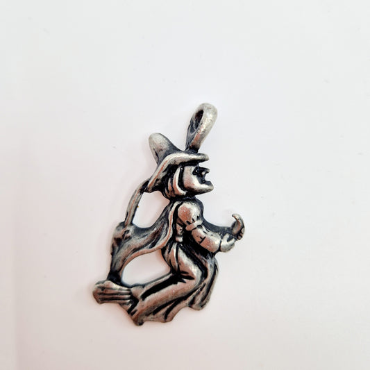 Einzigartiger und nachhaltiger Vintage Anhänger mit Hexe. Unique and sustainable vintage pendant with a witch. Front.
