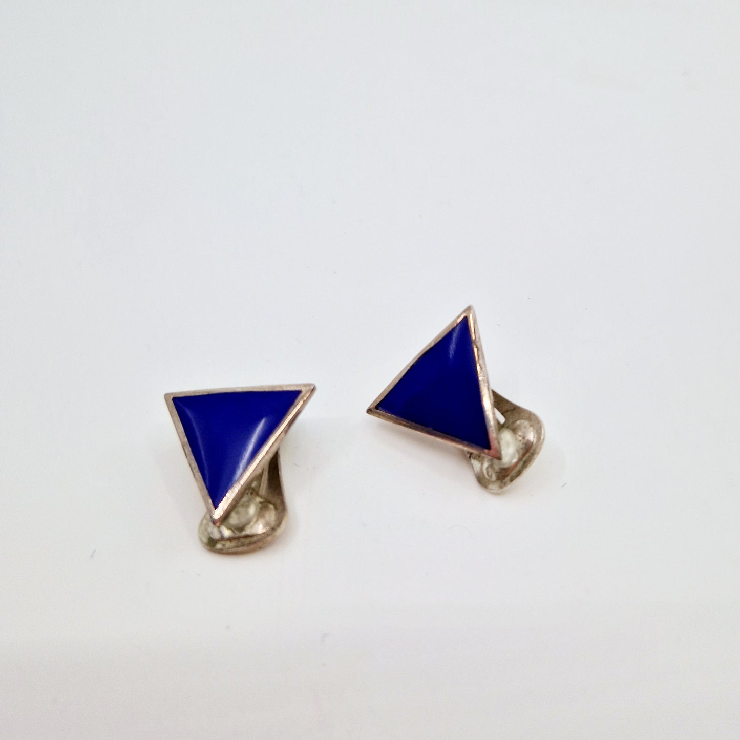 Einzigartige und nachhaltige Vintage Ohrclips in blau-silber. Unique and sustainable vintage earclips in blue-silver. Front.