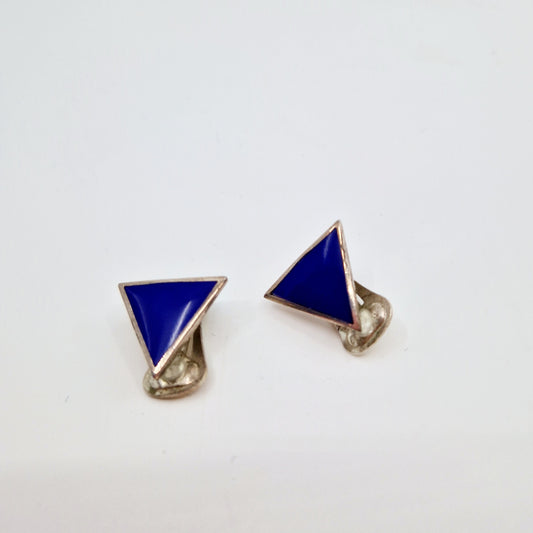 Einzigartige und nachhaltige Vintage Ohrclips in blau-silber. Unique and sustainable vintage earclips in blue-silver. Front.