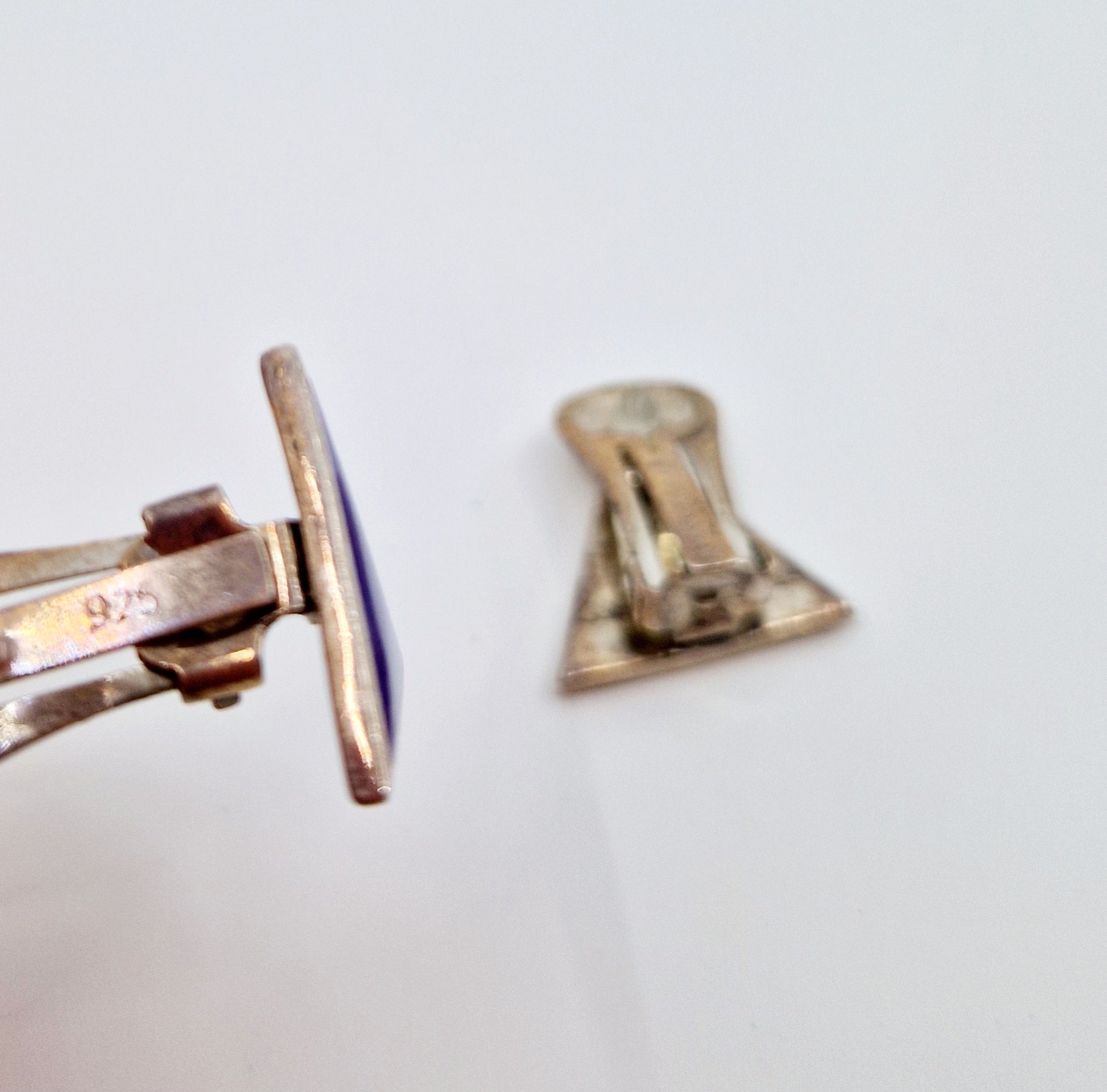 Einzigartige und nachhaltige Vintage Ohrclips in blau-silber. Unique and sustainable vintage earclips in blue-silver. Stamp.
