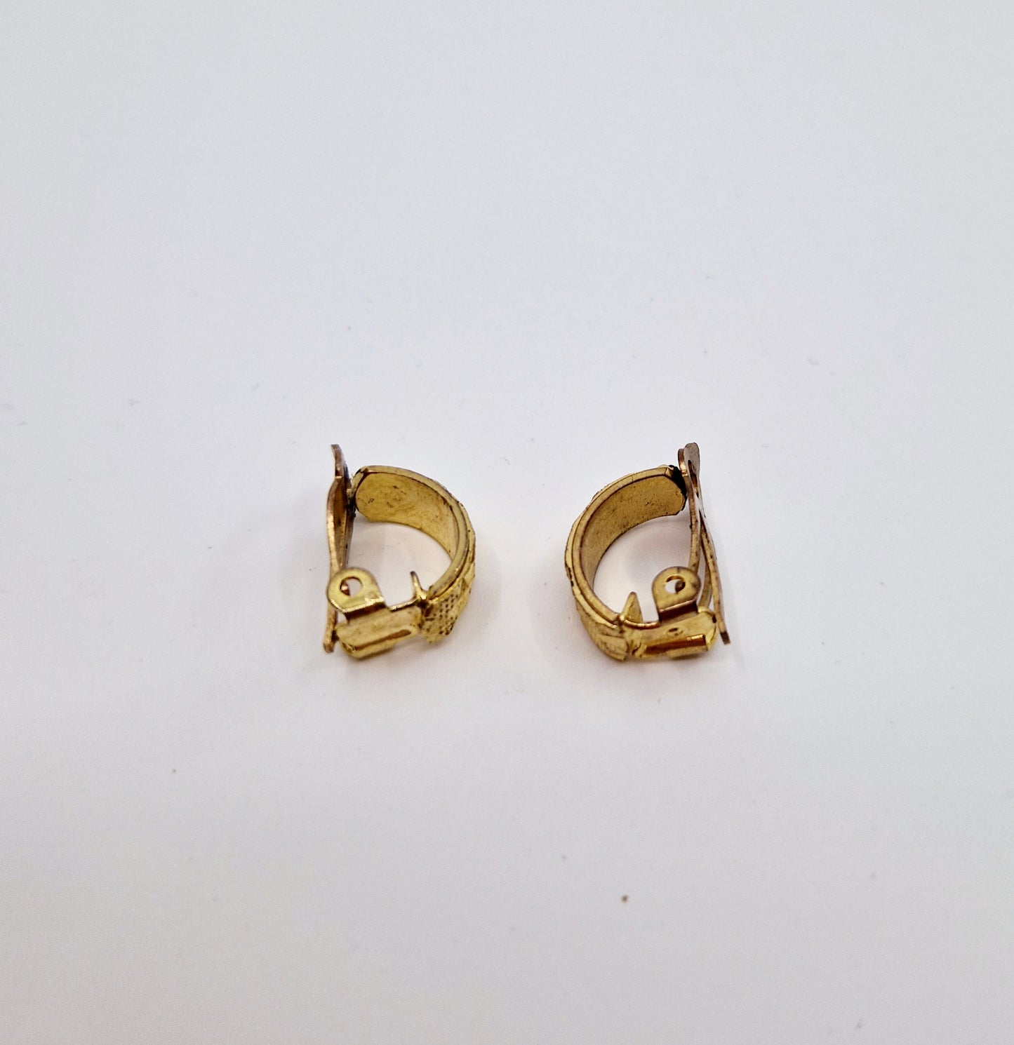 Einzigartige und nachhaltige Vintage Ohrringe, Halbkreise. Unique and sustainable vintage earrings, half circles. Side.