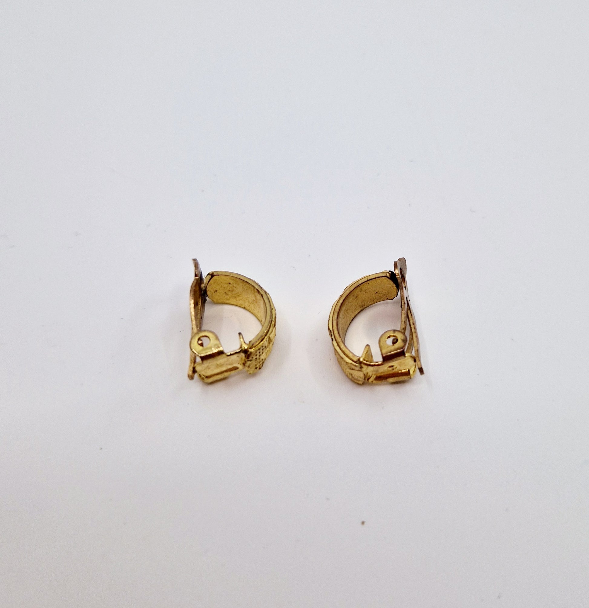 Einzigartige und nachhaltige Vintage Ohrringe, Halbkreise. Unique and sustainable vintage earrings, half circles. Side.