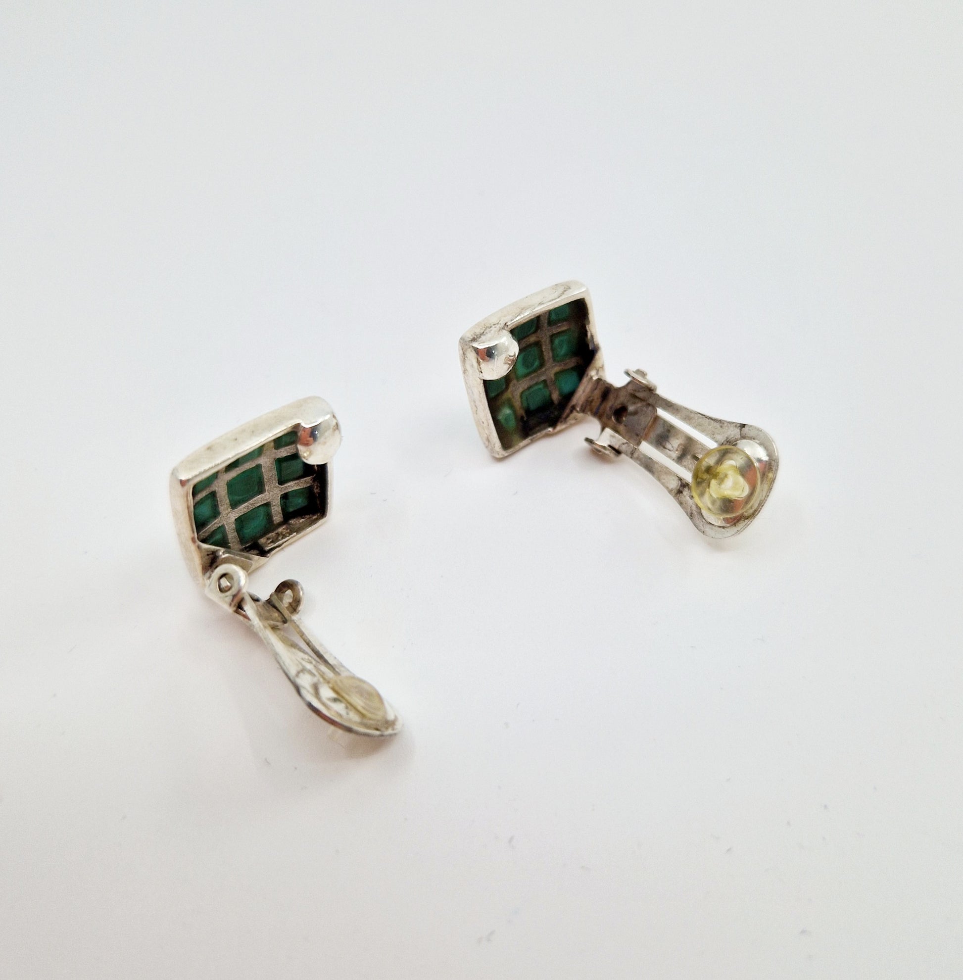 Einzigartige und nachhaltige Vintage Ohrclips in silber-türkis. Unique and sustainable vintage earclips in silver-turquois. Back.