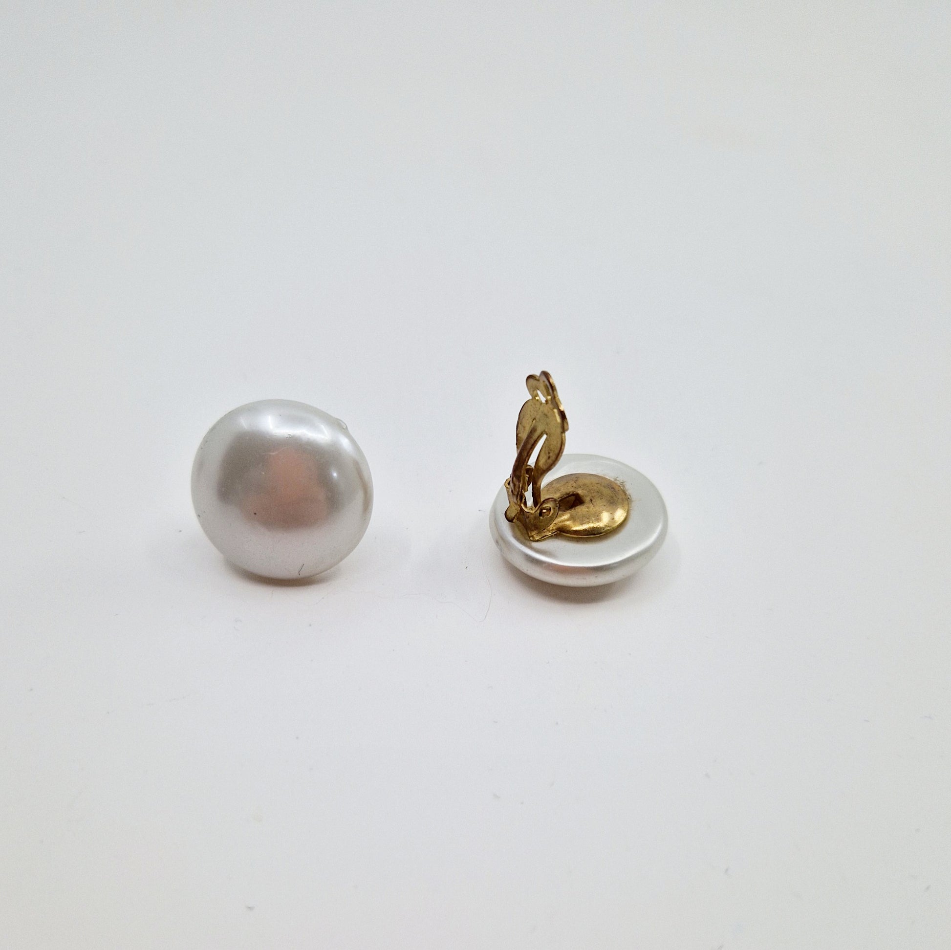 Einzigartige und nachhaltige Vintage Ohrclips, Perlen. Unique and sustainable vintage earclips, pearls. Front and Back.