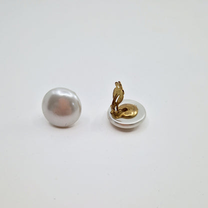 Einzigartige und nachhaltige Vintage Ohrclips, Perlen. Unique and sustainable vintage earclips, pearls. Front and Back.