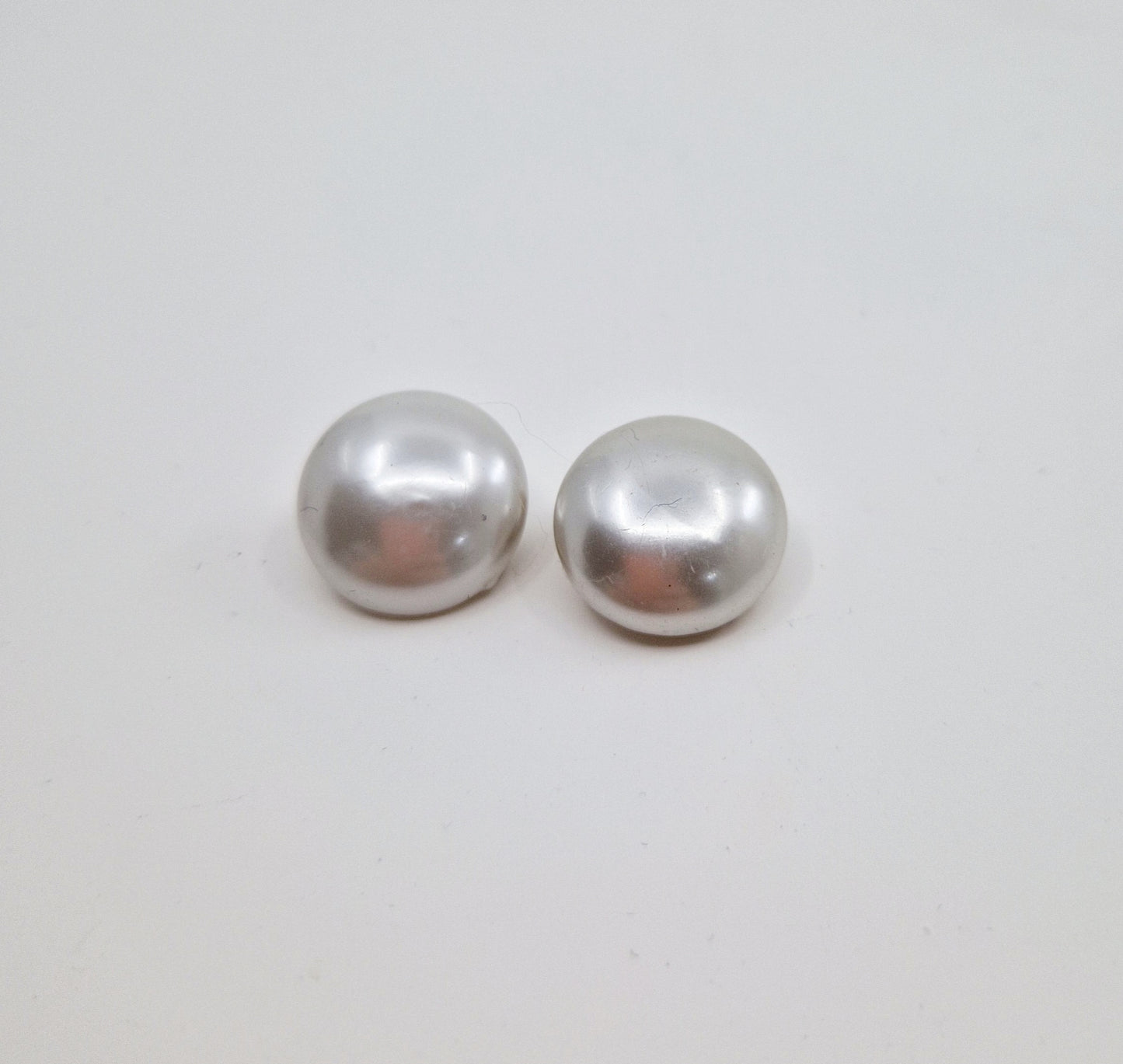 Einzigartige und nachhaltige Vintage Ohrclips, Perlen. Unique and sustainable vintage earclips, pearls. Front.