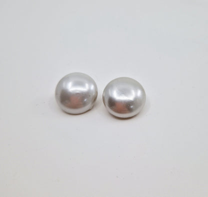 Einzigartige und nachhaltige Vintage Ohrclips, Perlen. Unique and sustainable vintage earclips, pearls. Front.