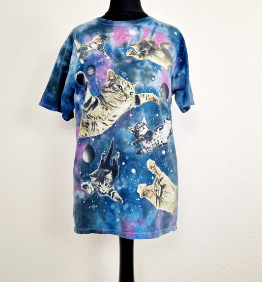 Einzigartiges und nachhaltiges Vintage T-Shirt mit Katzen im Weltall. Unique and sustainable vintage t-shirt with cats in space. Front.