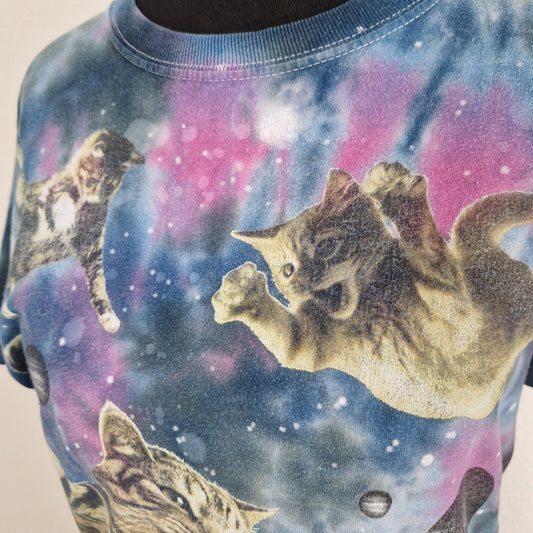 Einzigartiges und nachhaltiges Vintage T-Shirt mit Katzen im Weltall. Unique and sustainable vintage t-shirt with cats in space. Close-up.