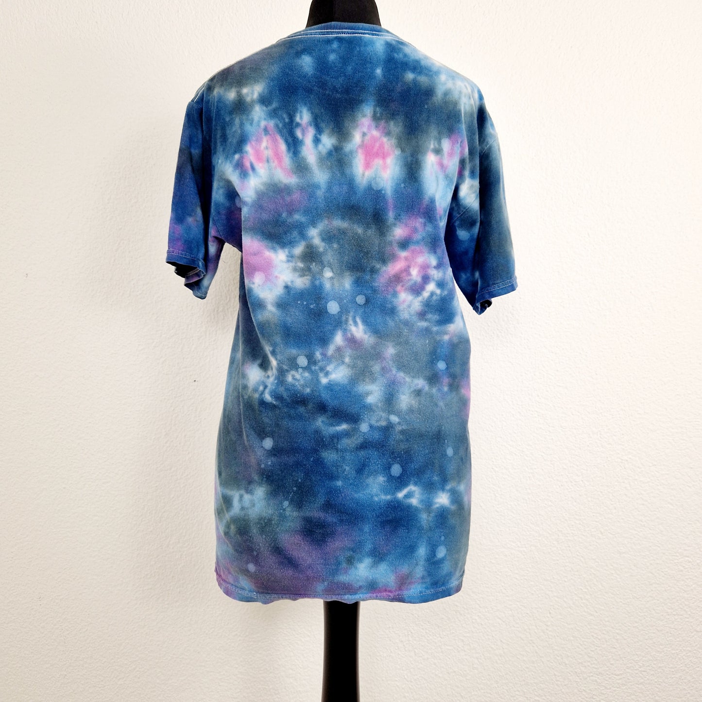Einzigartiges und nachhaltiges Vintage T-Shirt mit Katzen im Weltall. Unique and sustainable vintage t-shirt with cats in space. Back.