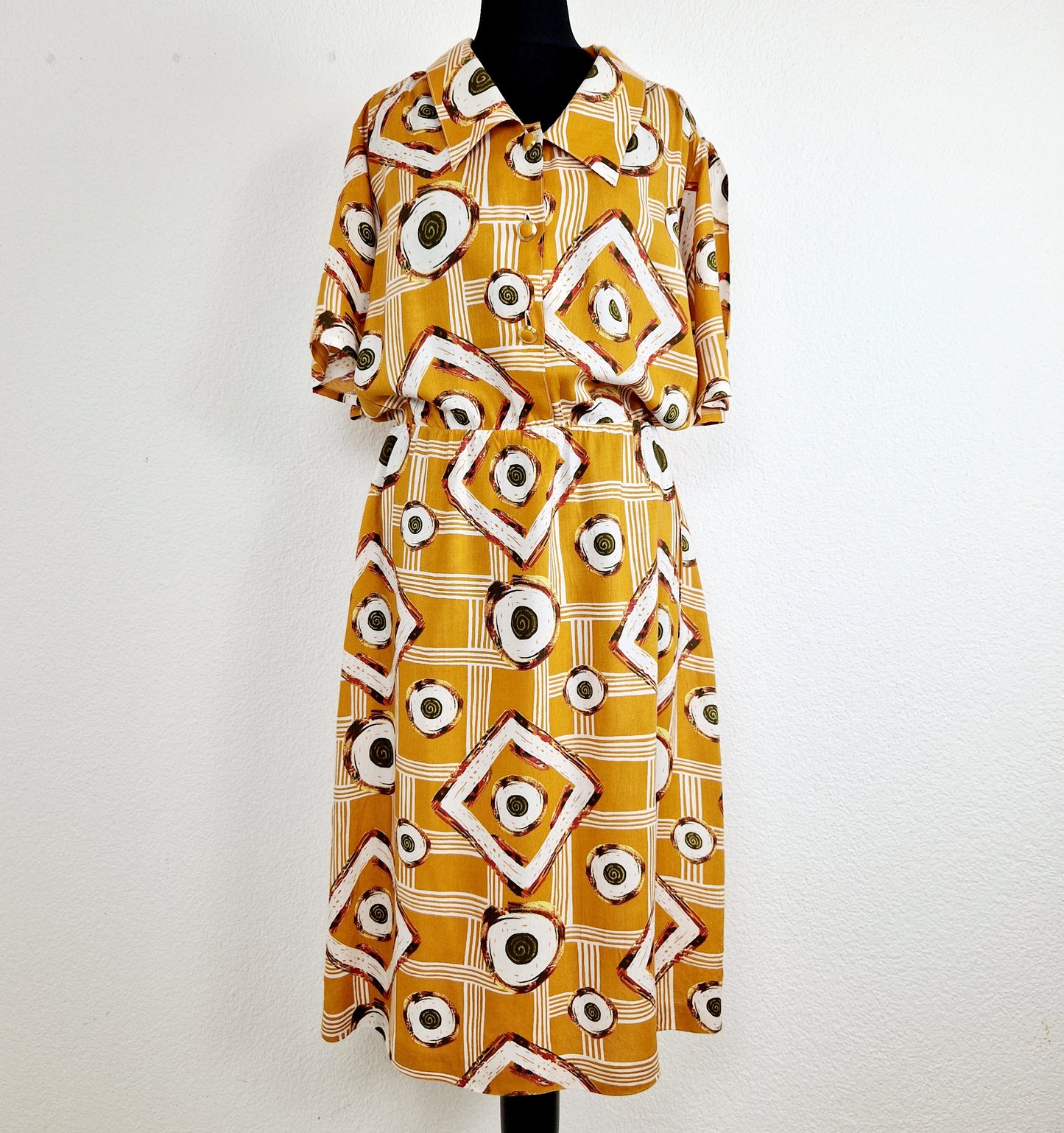 Einzigartiges und nachhaltiges Vintage Kleid in senfgelb. Unique and sustainable vintage dress in mustard. Front.
