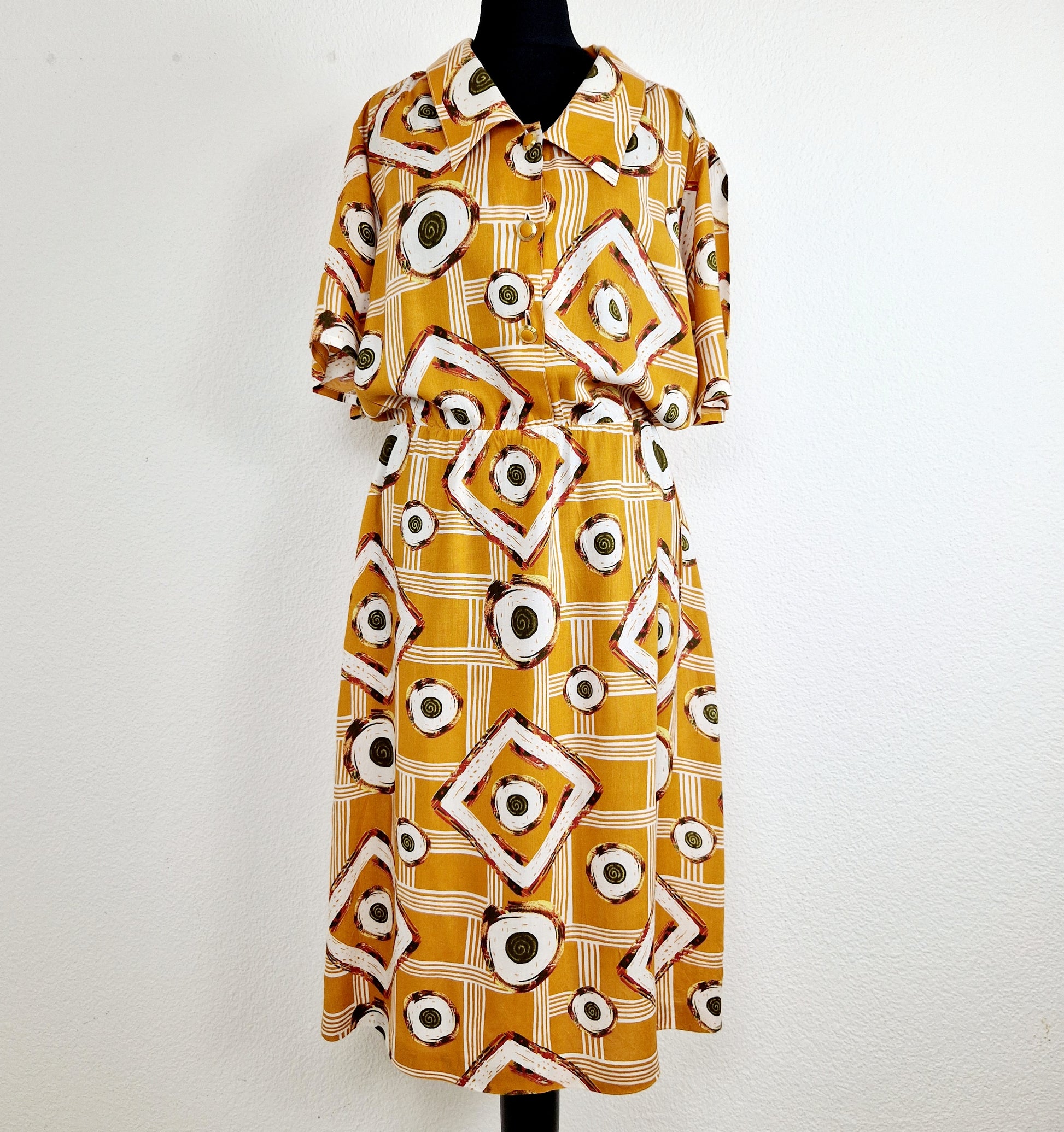 Einzigartiges und nachhaltiges Vintage Kleid in senfgelb. Unique and sustainable vintage dress in mustard. Front.
