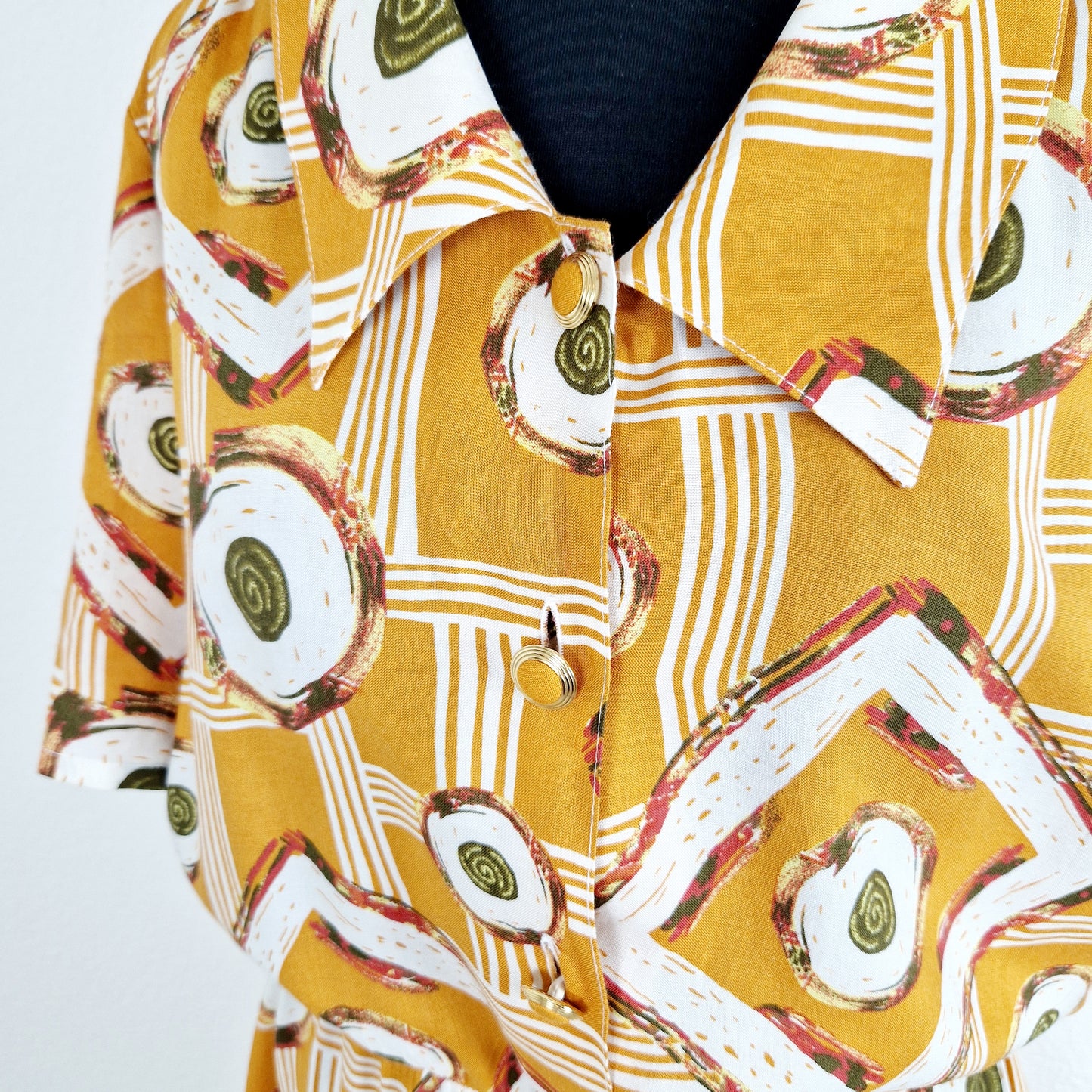 Einzigartiges und nachhaltiges Vintage Kleid in senfgelb. Unique and sustainable vintage dress in mustard. Close-up.