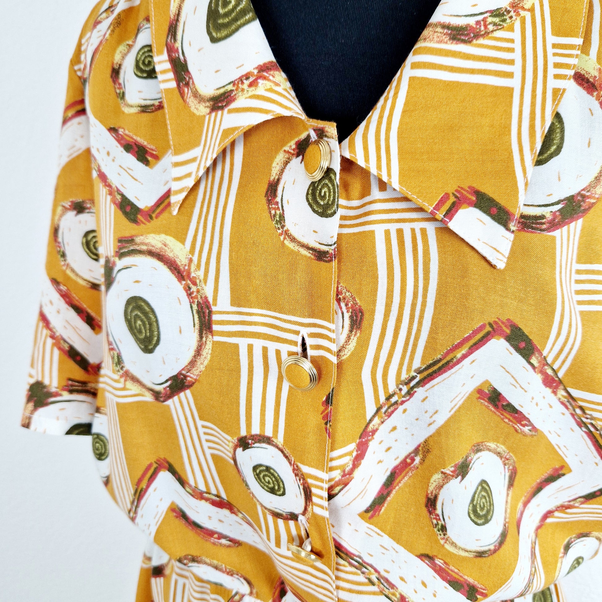 Einzigartiges und nachhaltiges Vintage Kleid in senfgelb. Unique and sustainable vintage dress in mustard. Close-up.