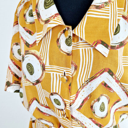 Einzigartiges und nachhaltiges Vintage Kleid in senfgelb. Unique and sustainable vintage dress in mustard. Close-up.
