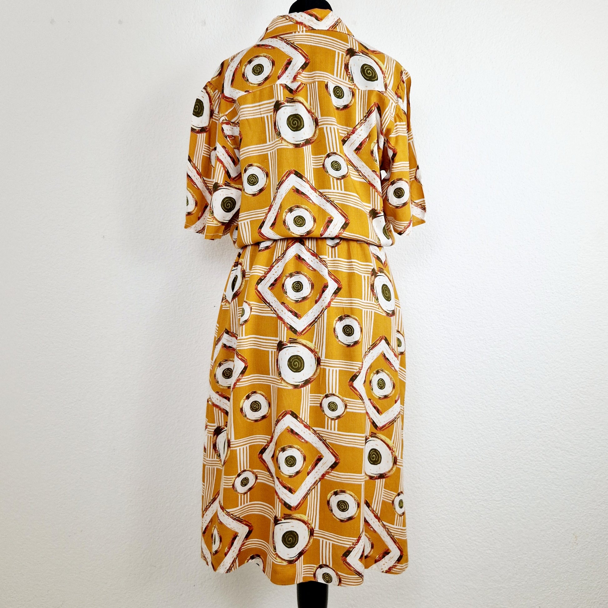 Einzigartiges und nachhaltiges Vintage Kleid in senfgelb. Unique and sustainable vintage dress in mustard. Back.