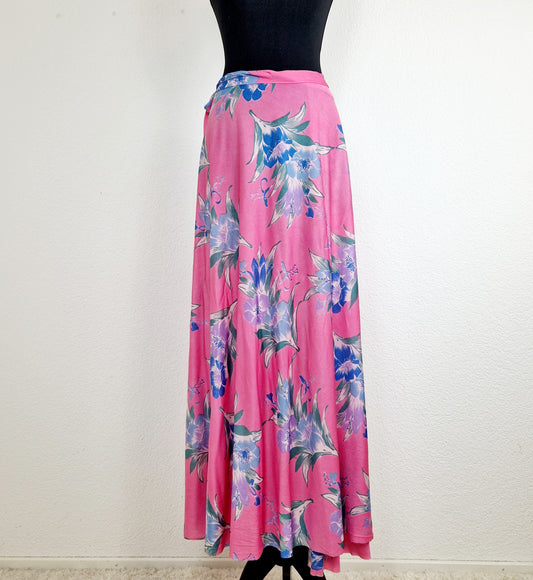 Einzigartiger und nachhaltiger Vintage Wickelrock in rosa mit Blumen. Unique and sustainable vintage wrap skirt in pink with flowers. Front.