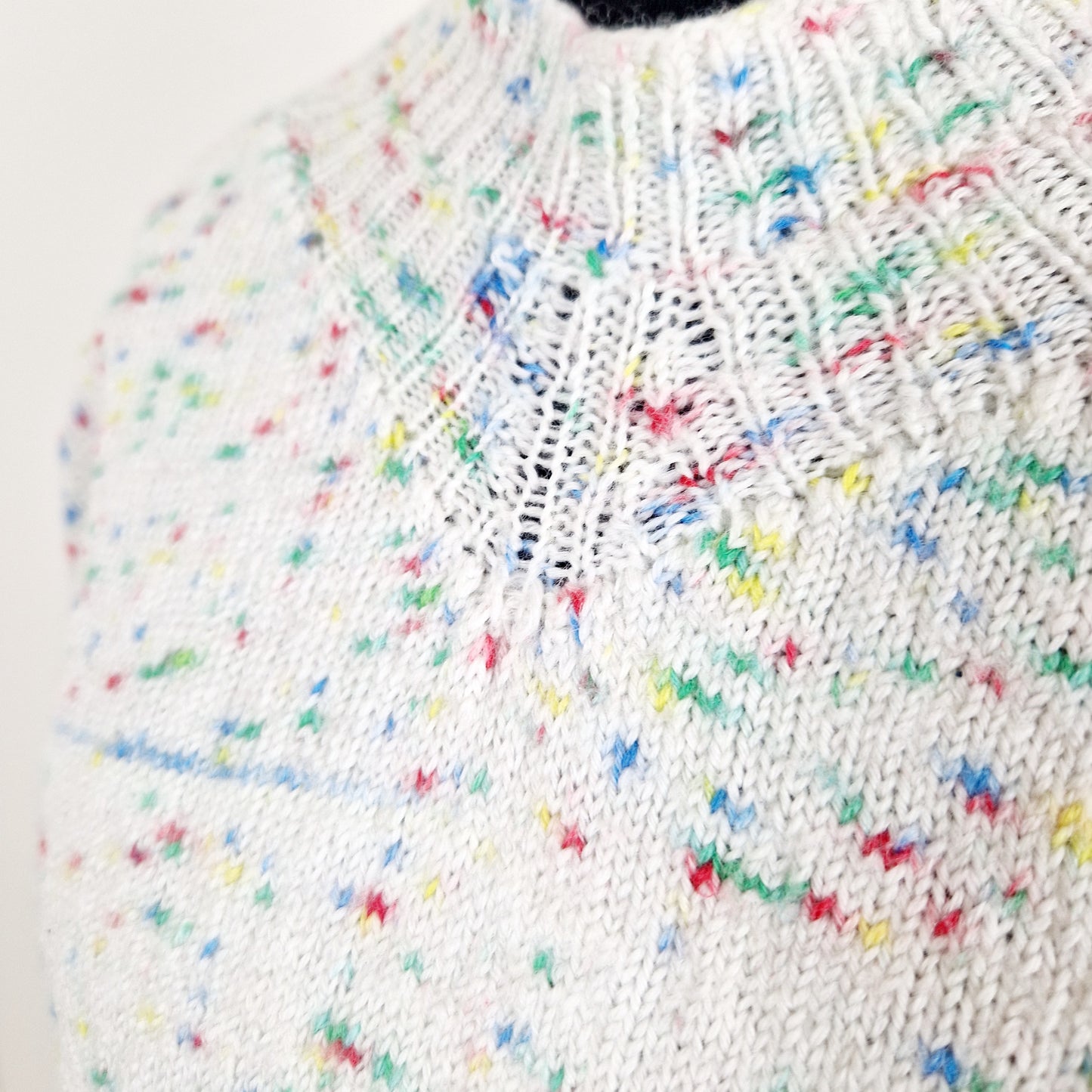 Einzigartiger und nachhaltiger Vintage Pullover in weiss, gesprenkelt. Unique and sustainable vintage pullover in white, speckled. Close-up.