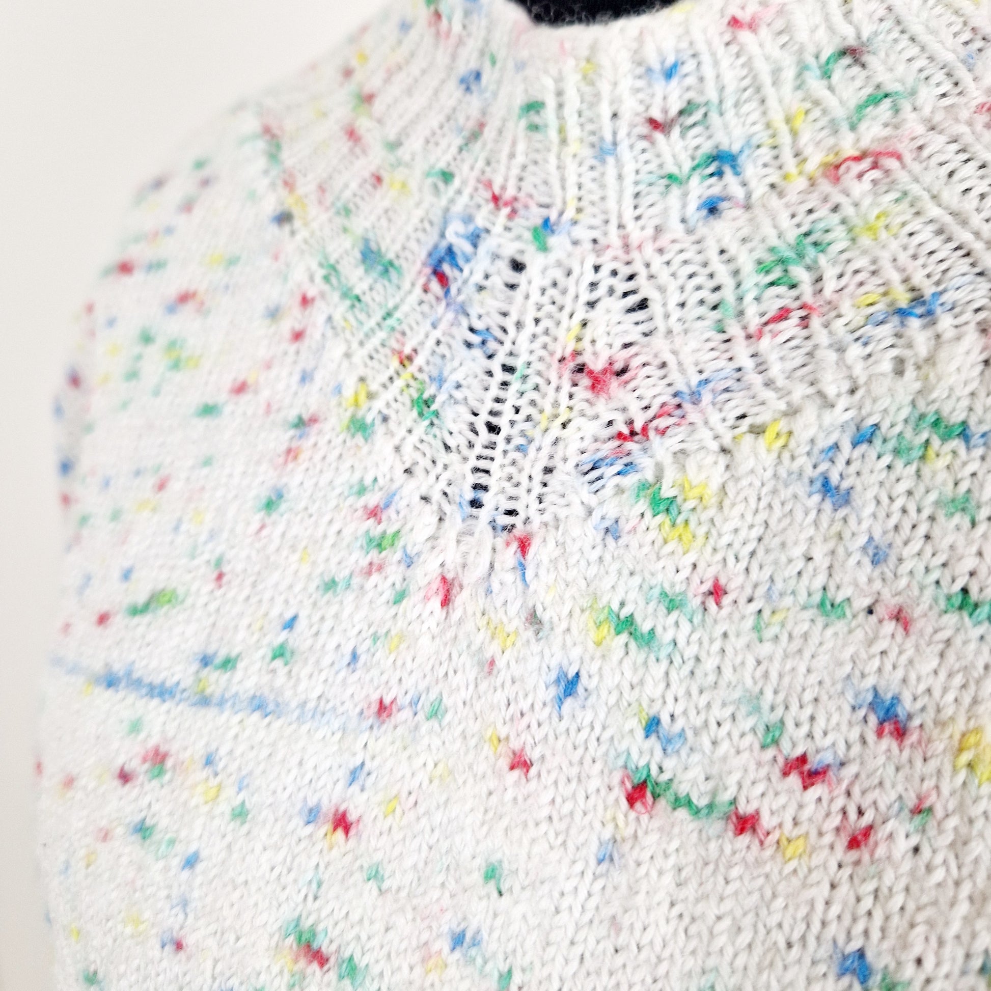 Einzigartiger und nachhaltiger Vintage Pullover in weiss, gesprenkelt. Unique and sustainable vintage pullover in white, speckled. Close-up.