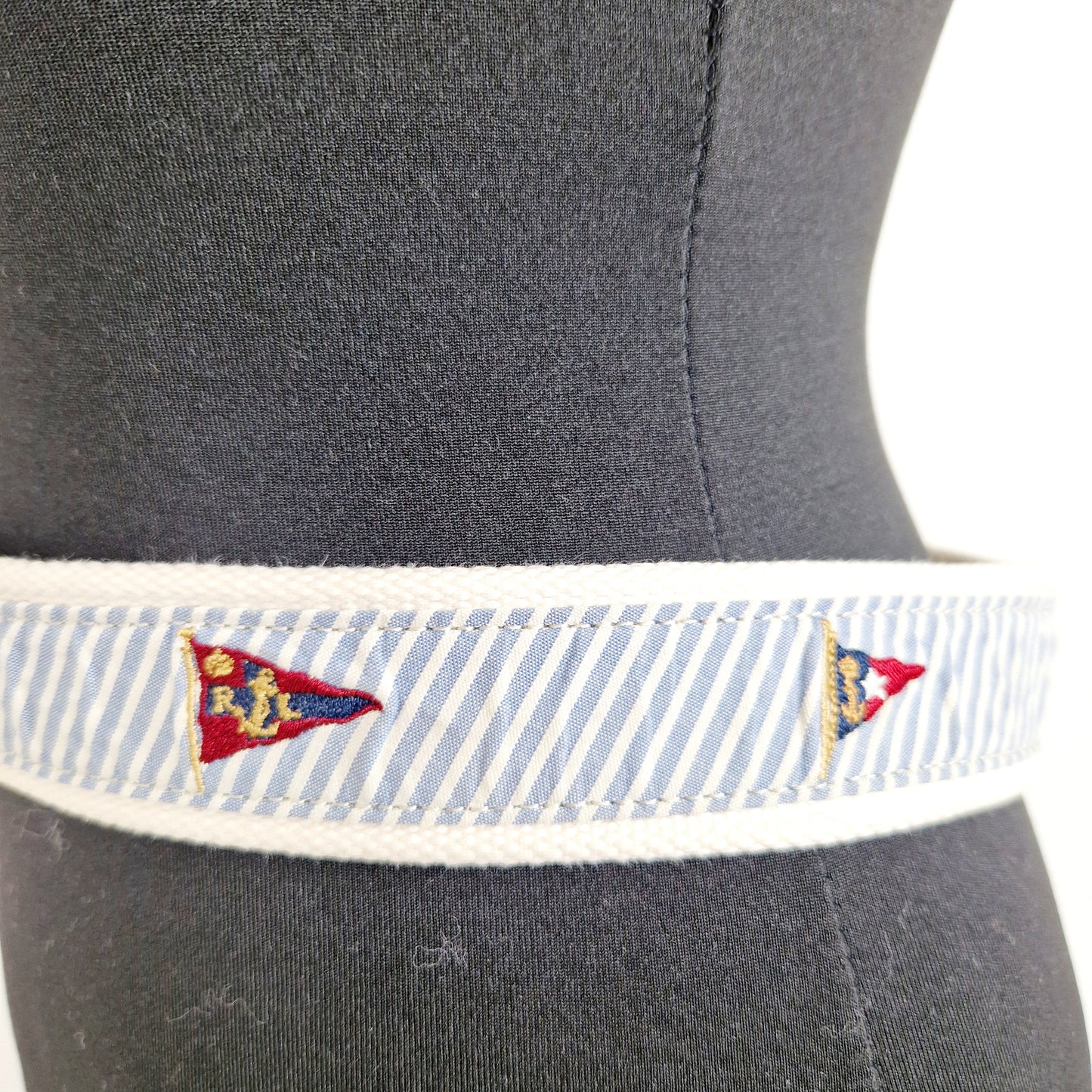 Einzigartiger und nachhaltiger Vintage Gürtel von Ralph Lauren. Unique and sustainable vintage belt from Ralph Lauren. Close-up.