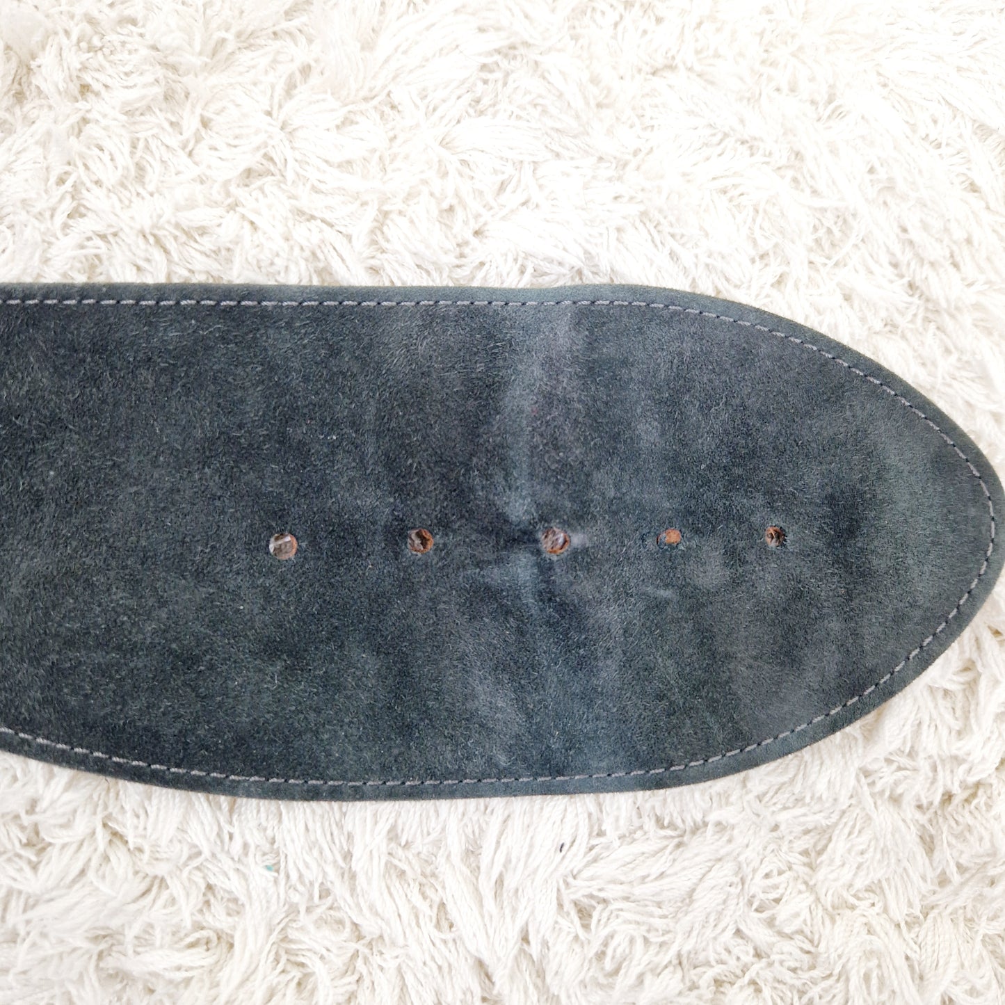 Einzigartiger und nachhaltiger Vintage Gürtel in grau von Donna Karan. Unique and sustainable vintage belt in grey from Donna Karan. Close-up 2.