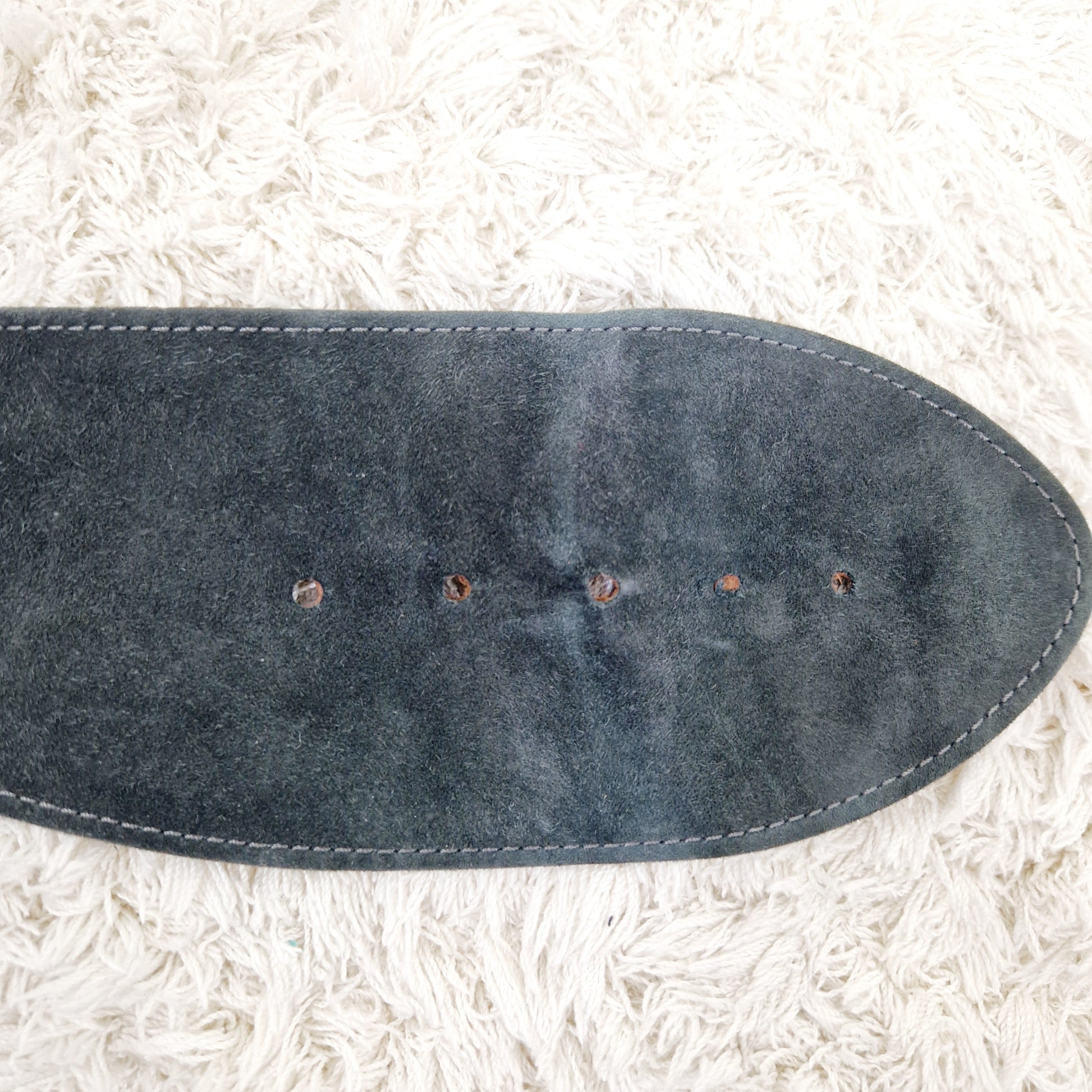 Einzigartiger und nachhaltiger Vintage Gürtel in grau von Donna Karan. Unique and sustainable vintage belt in grey from Donna Karan. Close-up 2.