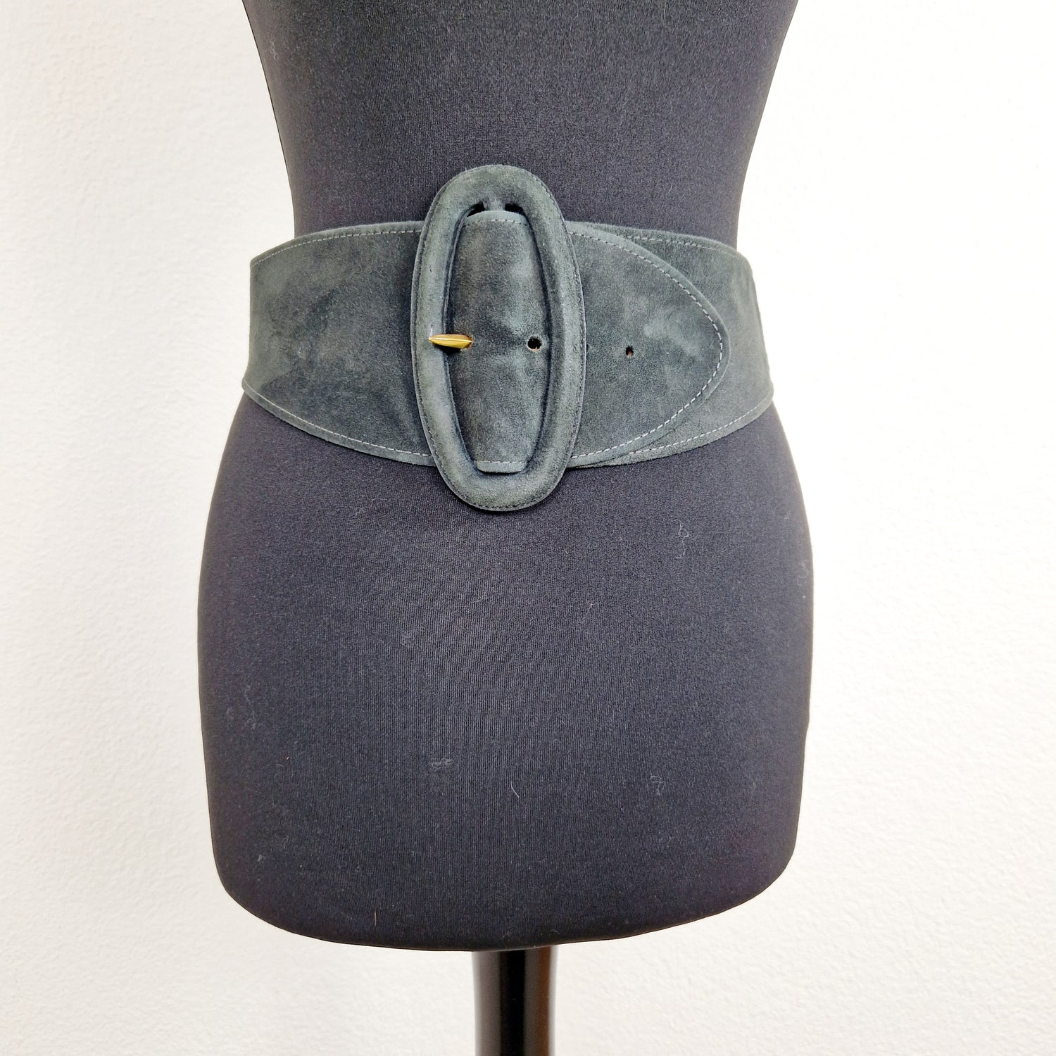 Einzigartiger und nachhaltiger Vintage Gürtel in grau von Donna Karan. Unique and sustainable vintage belt in grey from Donna Karan. Front.
