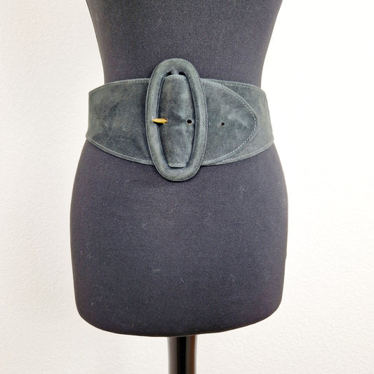 Einzigartiger und nachhaltiger Vintage Gürtel in grau von Donna Karan. Unique and sustainable vintage belt in grey from Donna Karan. Front.