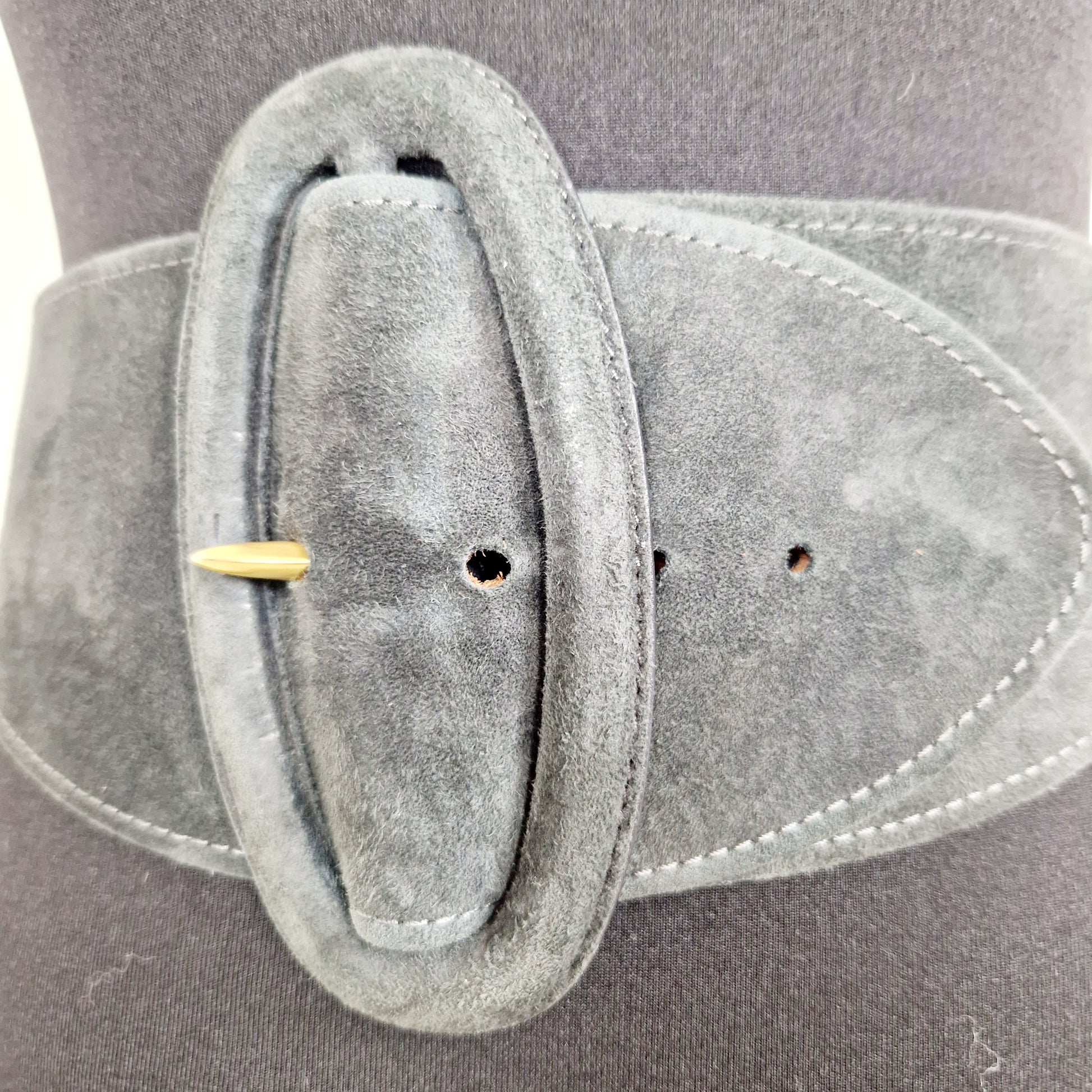 Einzigartiger und nachhaltiger Vintage Gürtel in grau von Donna Karan. Unique and sustainable vintage belt in grey from Donna Karan. Close-up.