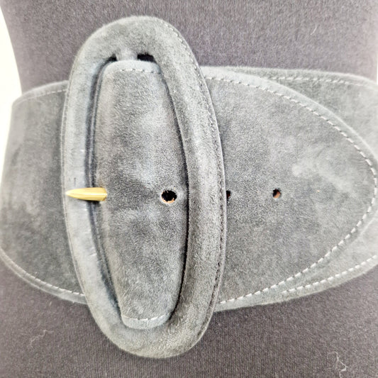 Einzigartiger und nachhaltiger Vintage Gürtel in grau von Donna Karan. Unique and sustainable vintage belt in grey from Donna Karan. Close-up.