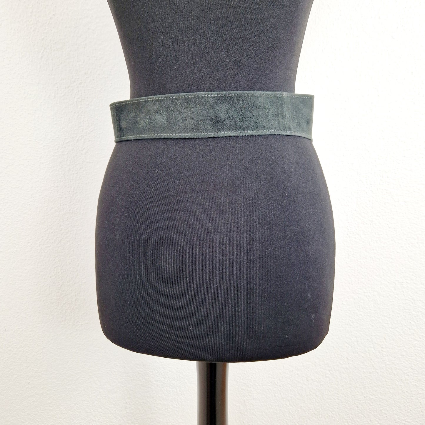 Einzigartiger und nachhaltiger Vintage Gürtel in grau von Donna Karan. Unique and sustainable vintage belt in grey from Donna Karan. Back.