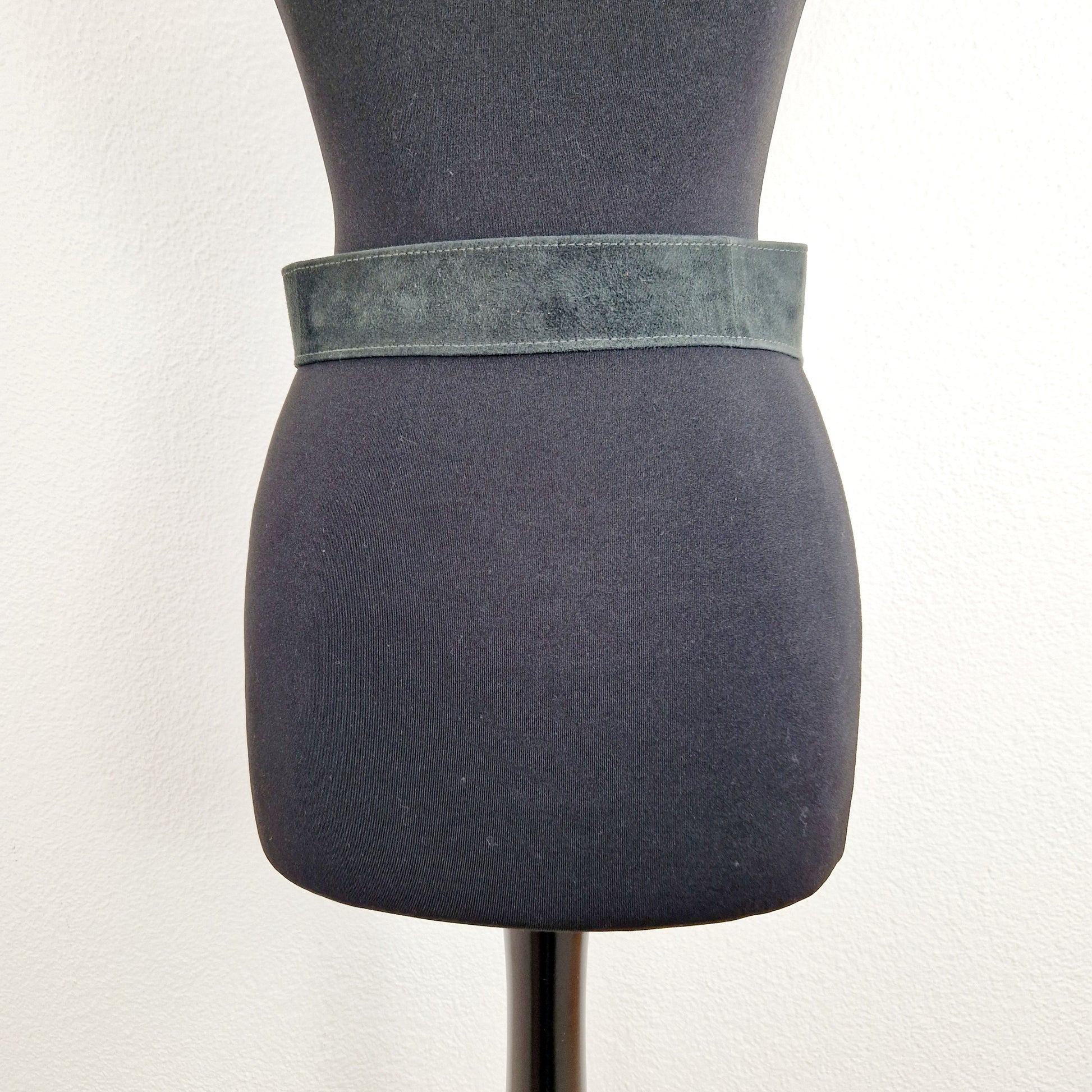 Einzigartiger und nachhaltiger Vintage Gürtel in grau von Donna Karan. Unique and sustainable vintage belt in grey from Donna Karan. Back.