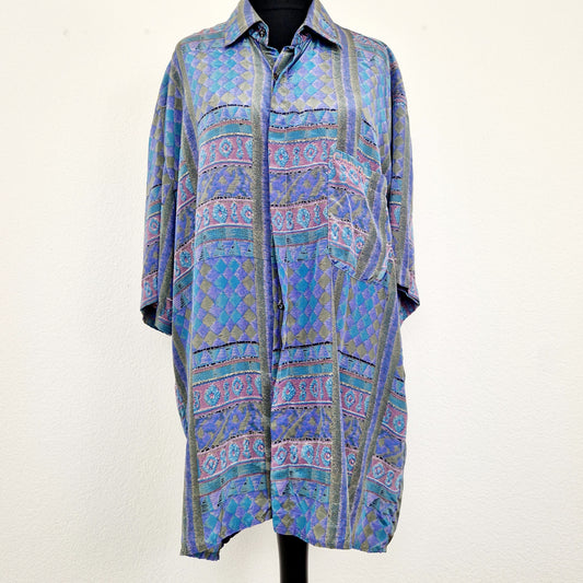 Einzigartiges und nachhaltiges Vintage Hemd in blau aus Seide von Christian Dior. Unique and sustainable vintage button-down in silk from Christian Dior. Front.