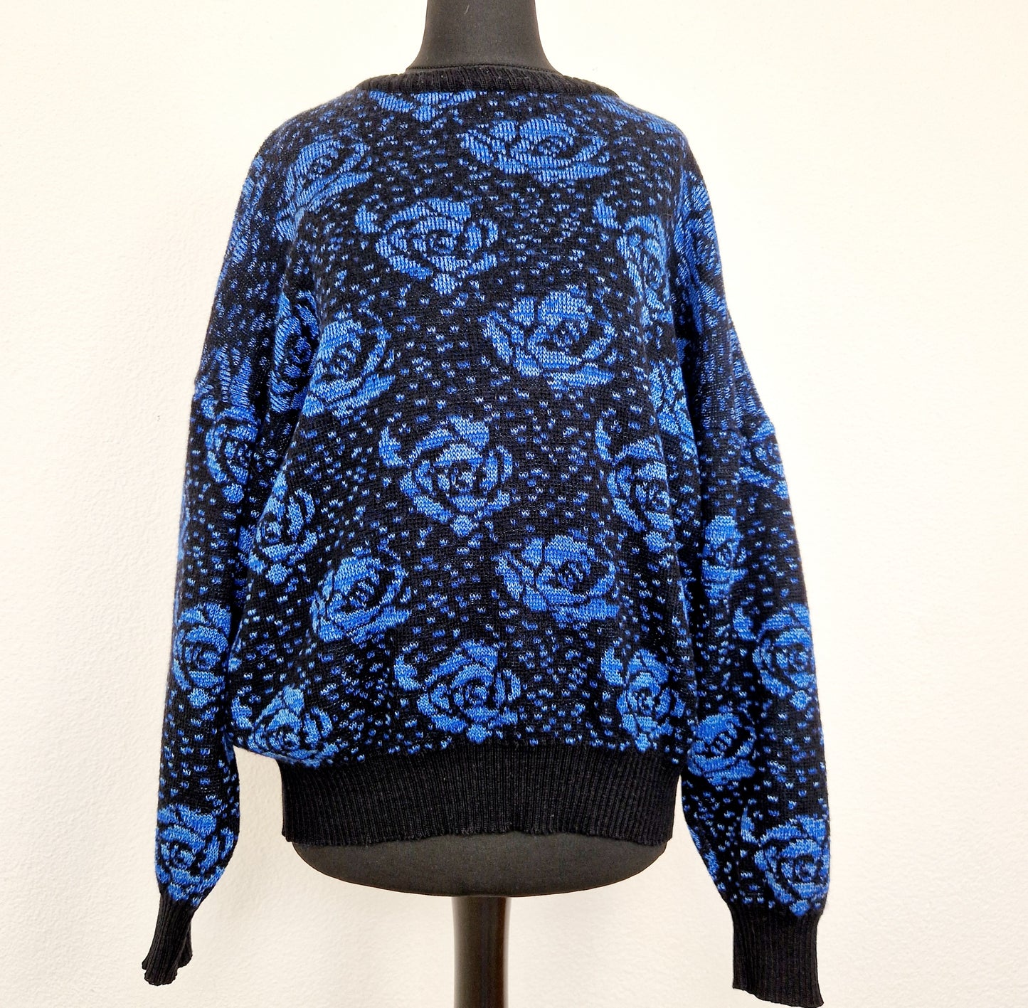 Einzigartiger und nachhaltiger Vintage Pullover in blau mit Rosen. Unique and sustainable vintage pullover in blue with roses. Front.