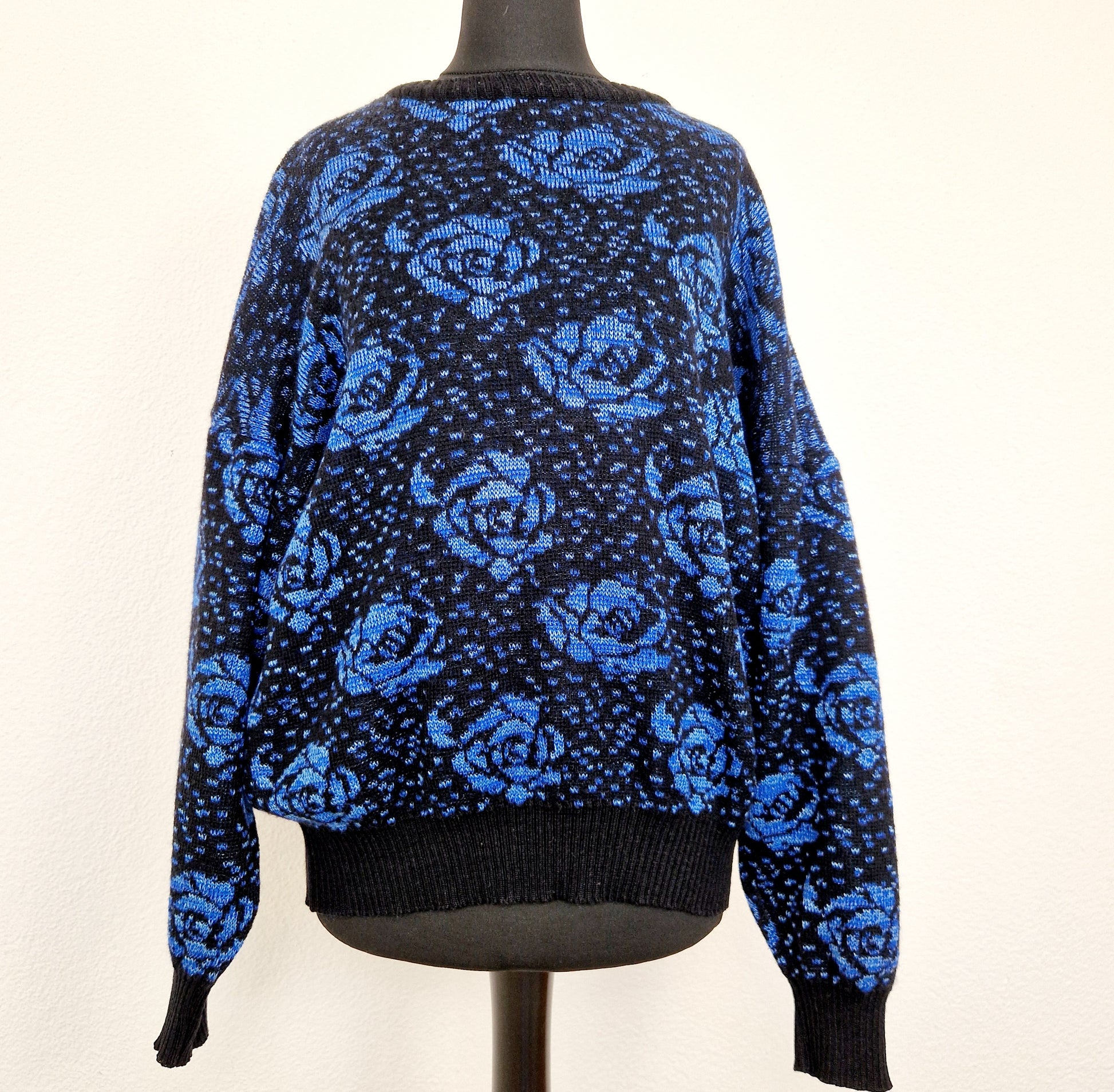 Einzigartiger und nachhaltiger Vintage Pullover in blau mit Rosen. Unique and sustainable vintage pullover in blue with roses. Front.