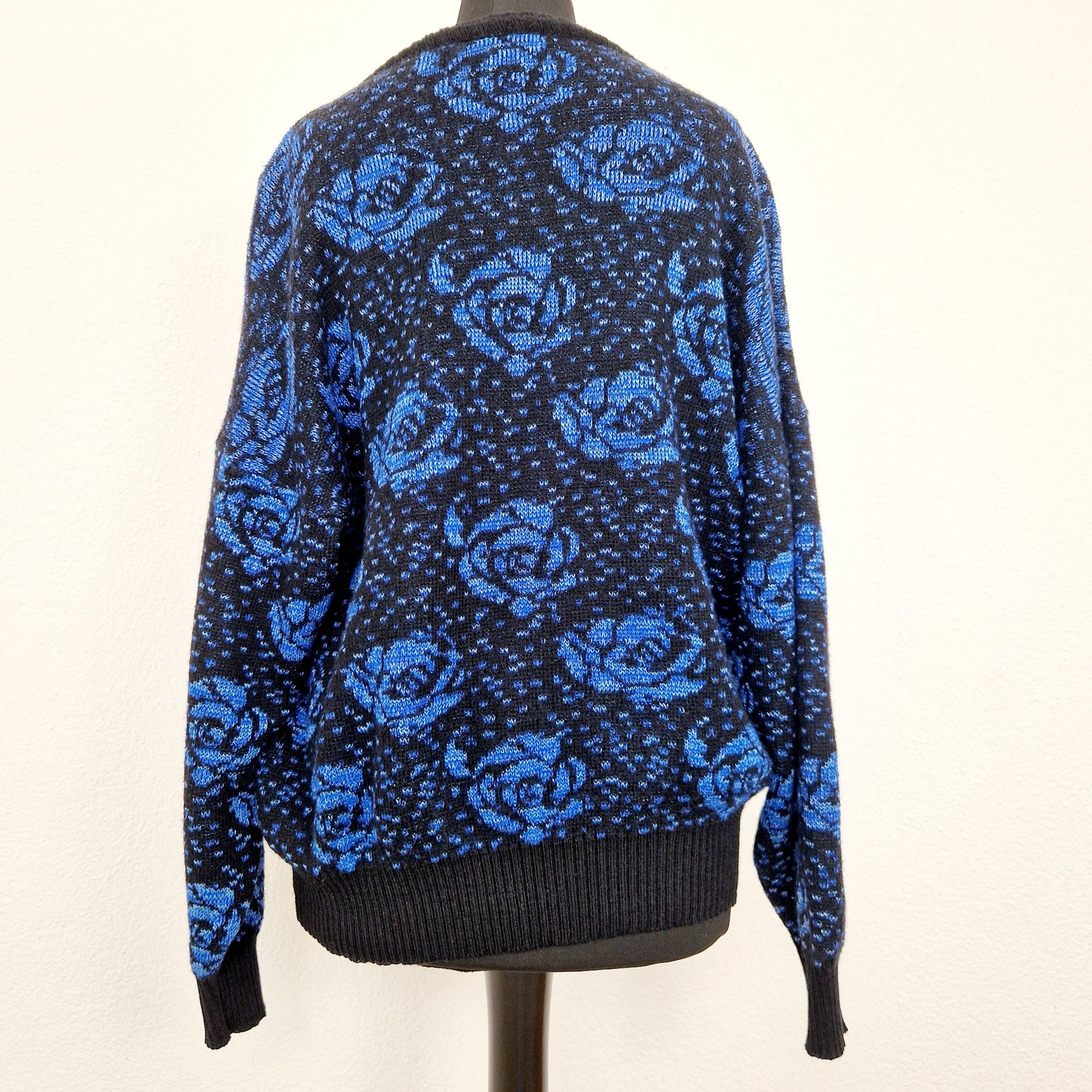 Einzigartiger und nachhaltiger Vintage Pullover in blau mit Rosen. Unique and sustainable vintage pullover in blue with roses. Back.