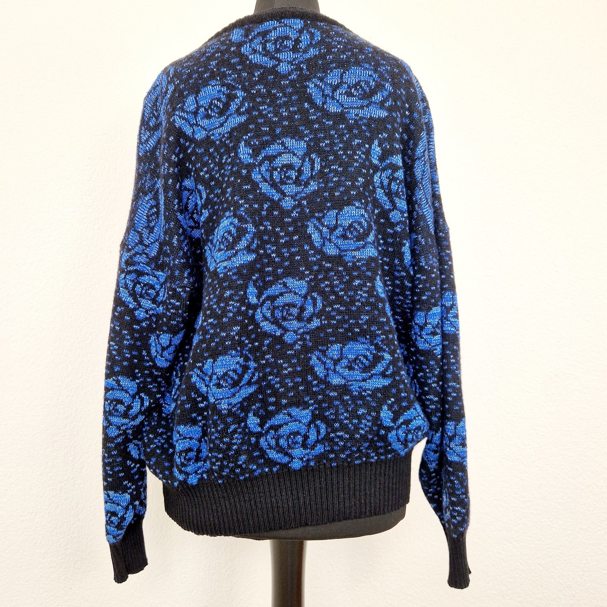 Einzigartiger und nachhaltiger Vintage Pullover in blau mit Rosen. Unique and sustainable vintage pullover in blue with roses. Back.