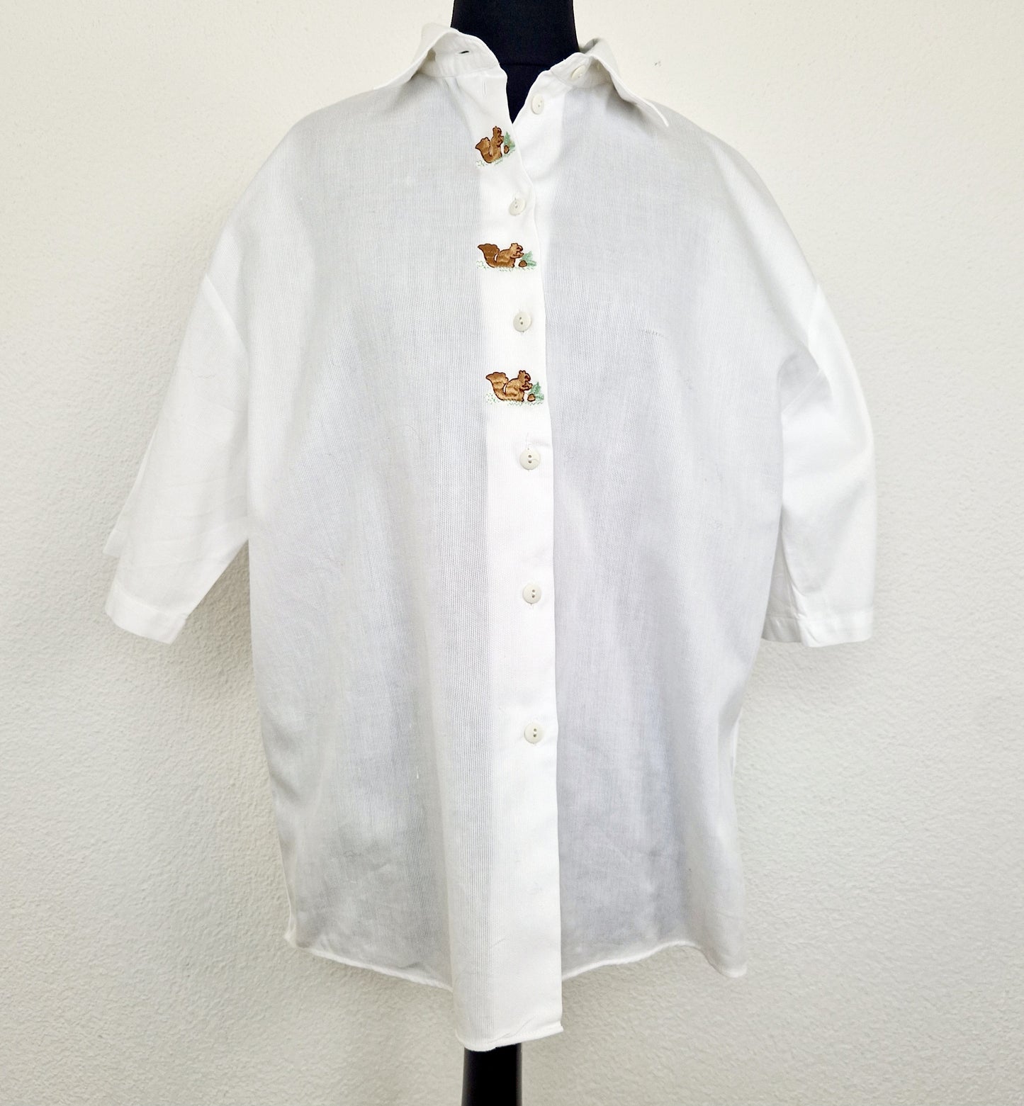 Einzigartige und nachhaltige Vintage Bluse in weiss mit Eichhörnchen. Unique and sustainable vintage blouse in white with squirrel. Front