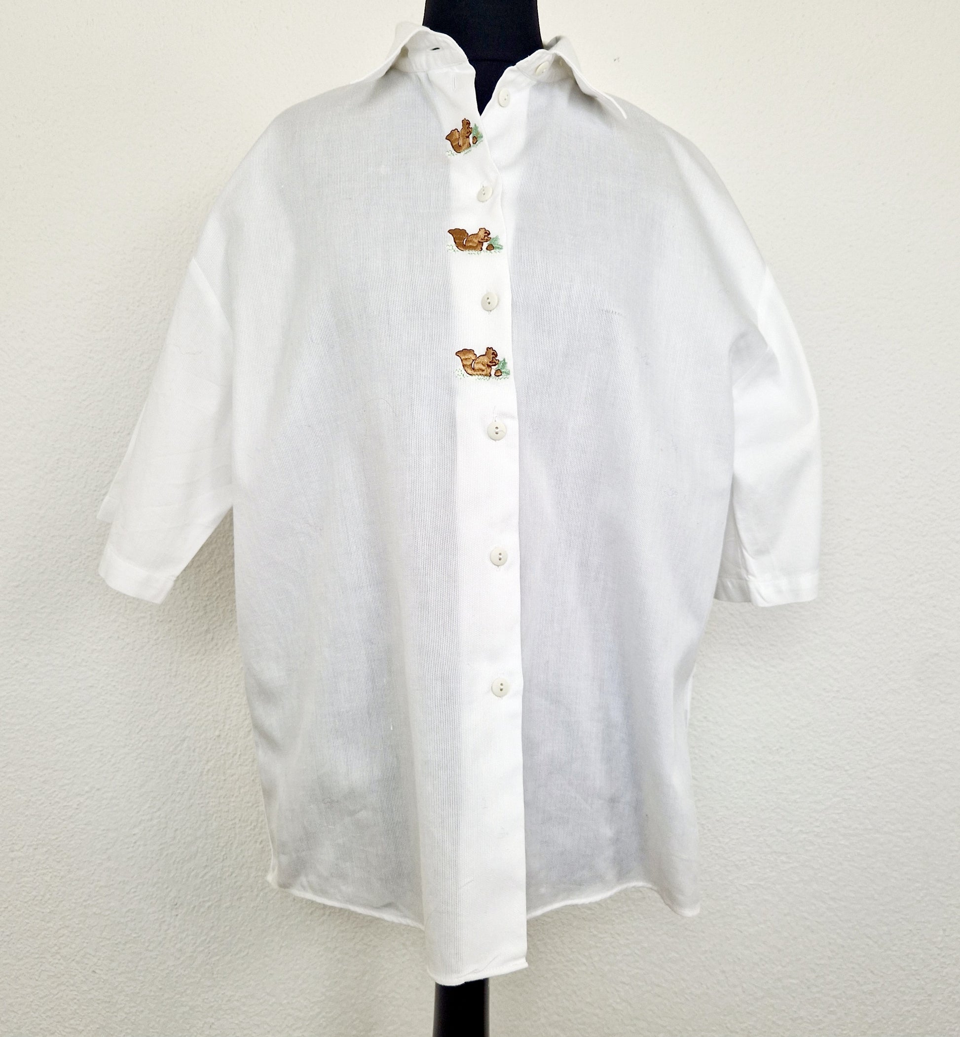 Einzigartige und nachhaltige Vintage Bluse in weiss mit Eichhörnchen. Unique and sustainable vintage blouse in white with squirrel. Front