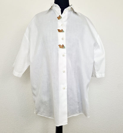 Einzigartige und nachhaltige Vintage Bluse in weiss mit Eichhörnchen. Unique and sustainable vintage blouse in white with squirrel. Front