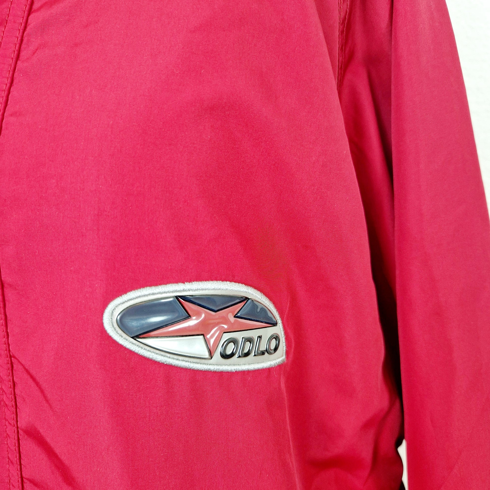 Einzigartige und nachhaltige Vintage Jacke in rot, Odlo. Unique and sustainable vintage jacket in red, Odlo. Close-up.