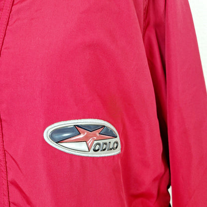Einzigartige und nachhaltige Vintage Jacke in rot, Odlo. Unique and sustainable vintage jacket in red, Odlo. Close-up.