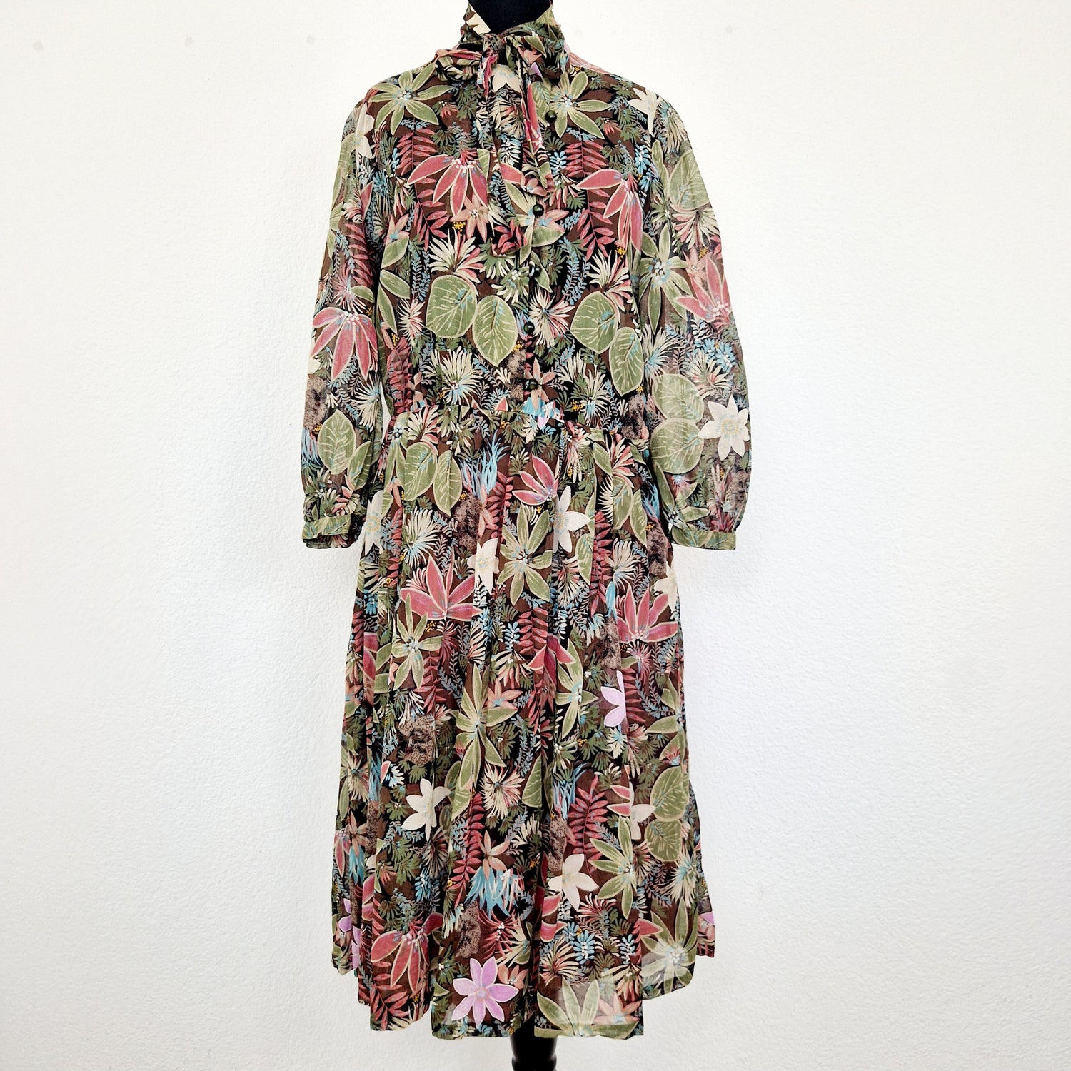 Einzigartiges und nachhaltiges Vintage Kleid in khaki mit Schleife. Unique and sustainable vintage dress in khaki with bow. Front. 
