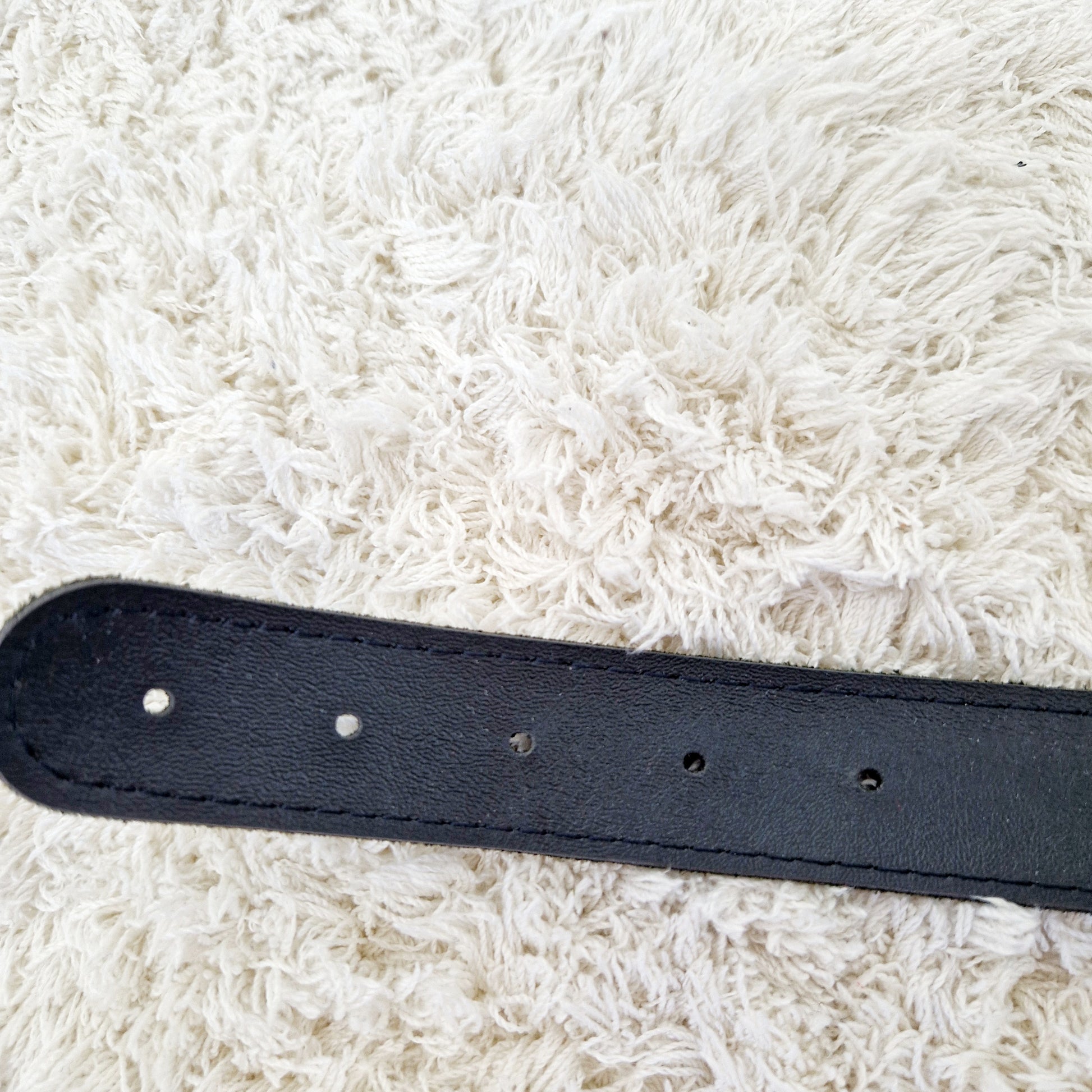 Einzigartiger und nachhaltiges Vintage Gürtel in grün mit Edelweiss. Unique and sustainable vintage belt in green with Edelweiss. Close-up 2.