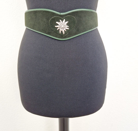 Einzigartiger und nachhaltiges Vintage Gürtel in grün mit Edelweiss. Unique and sustainable vintage belt in green with Edelweiss. Front.