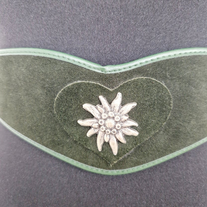 Einzigartiger und nachhaltiges Vintage Gürtel in grün mit Edelweiss. Unique and sustainable vintage belt in green with Edelweiss. Close-up.