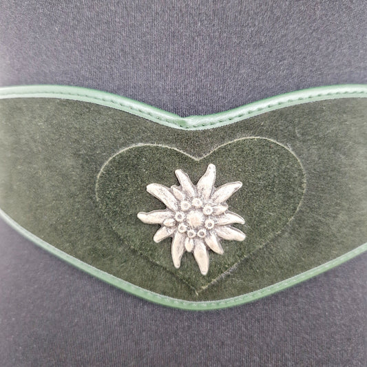 Einzigartiger und nachhaltiges Vintage Gürtel in grün mit Edelweiss. Unique and sustainable vintage belt in green with Edelweiss. Close-up.