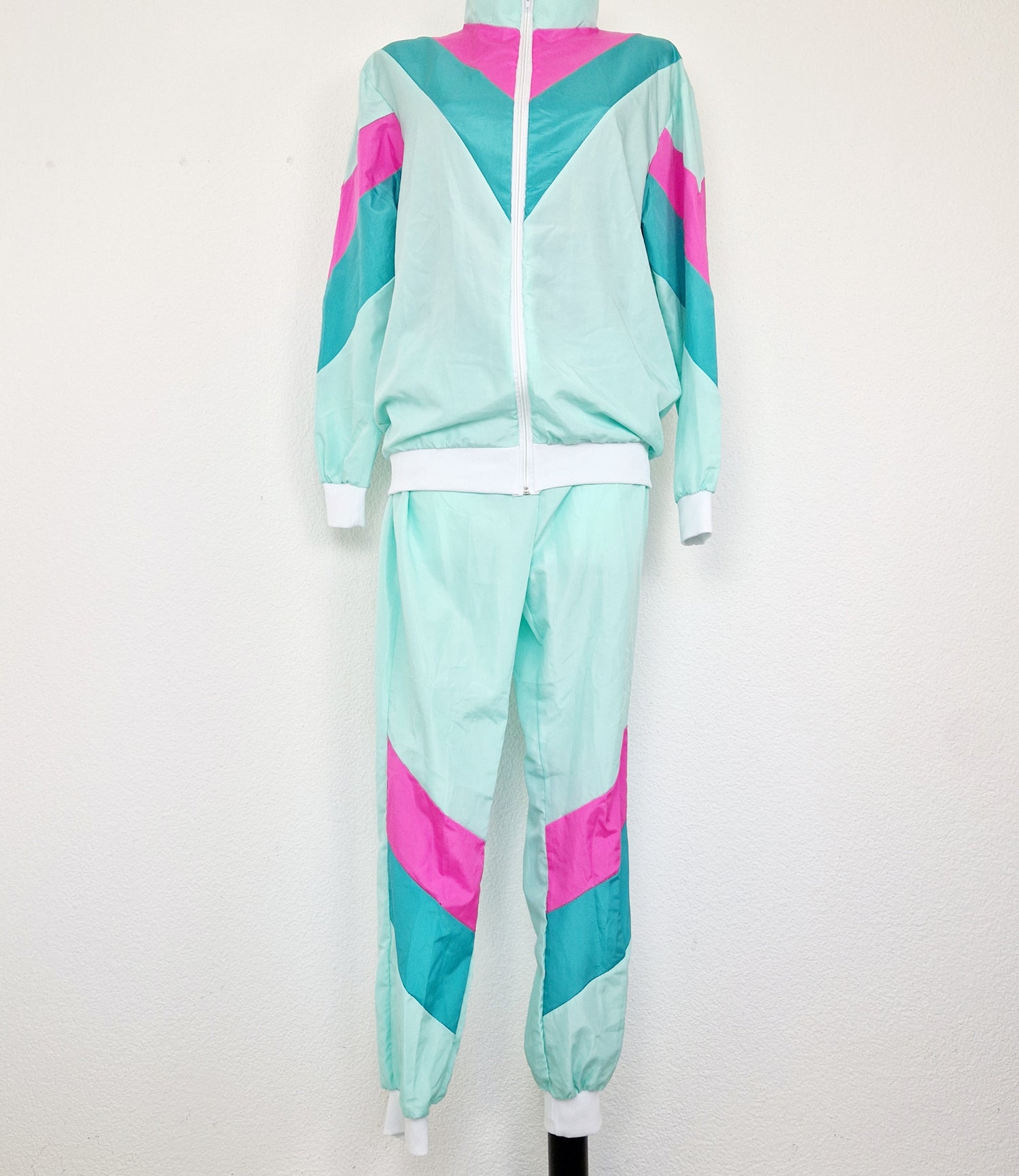 Einzigartiger und nachhaltiger Vintage Trainingsanzug in mint. Unique and sustainable  vintage tracksuit in mint. Front.